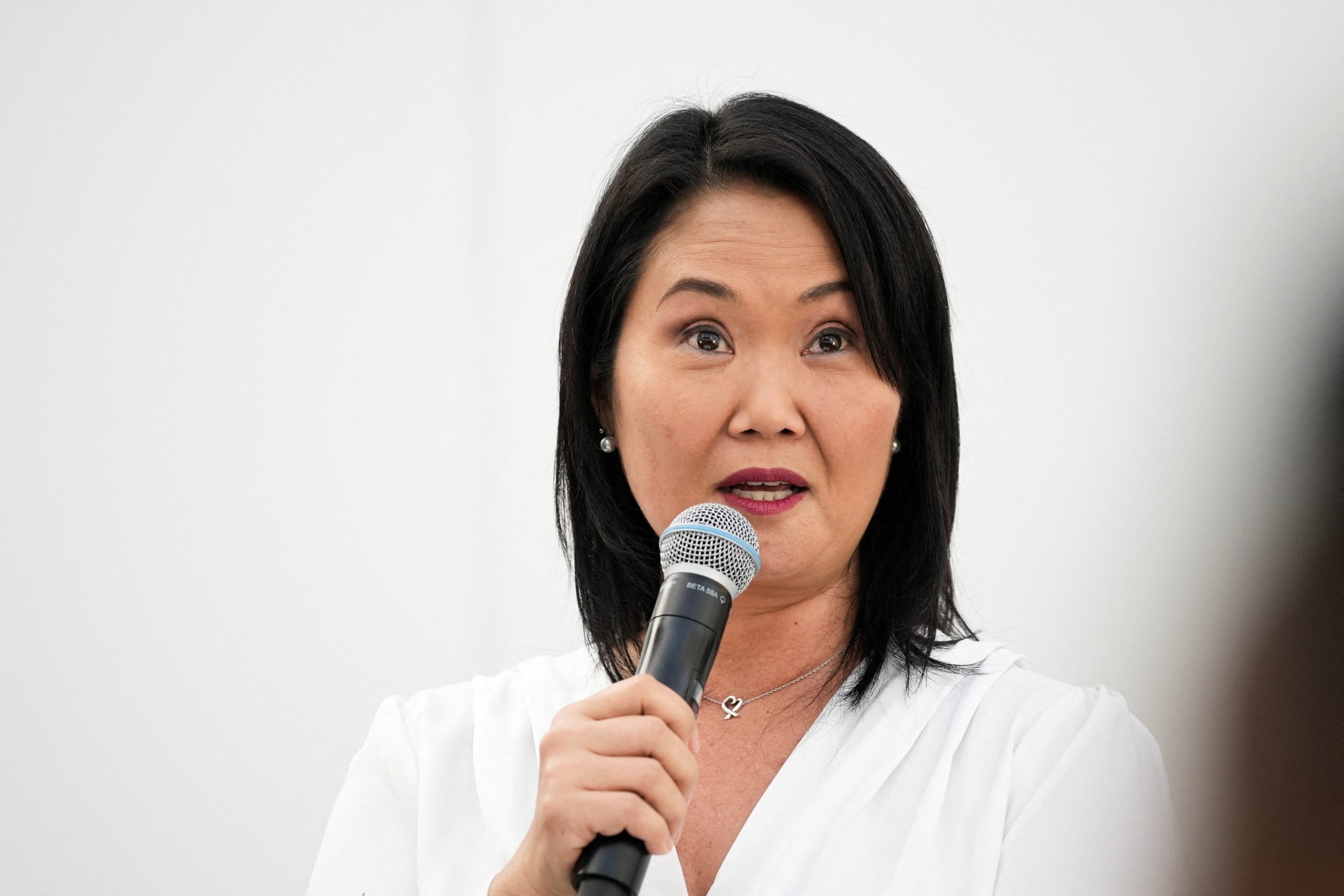 Keiko Fujimori, líder del partido político Fuerza Popular, asiste a una rueda de prensa después de que un juez desestimara el caso