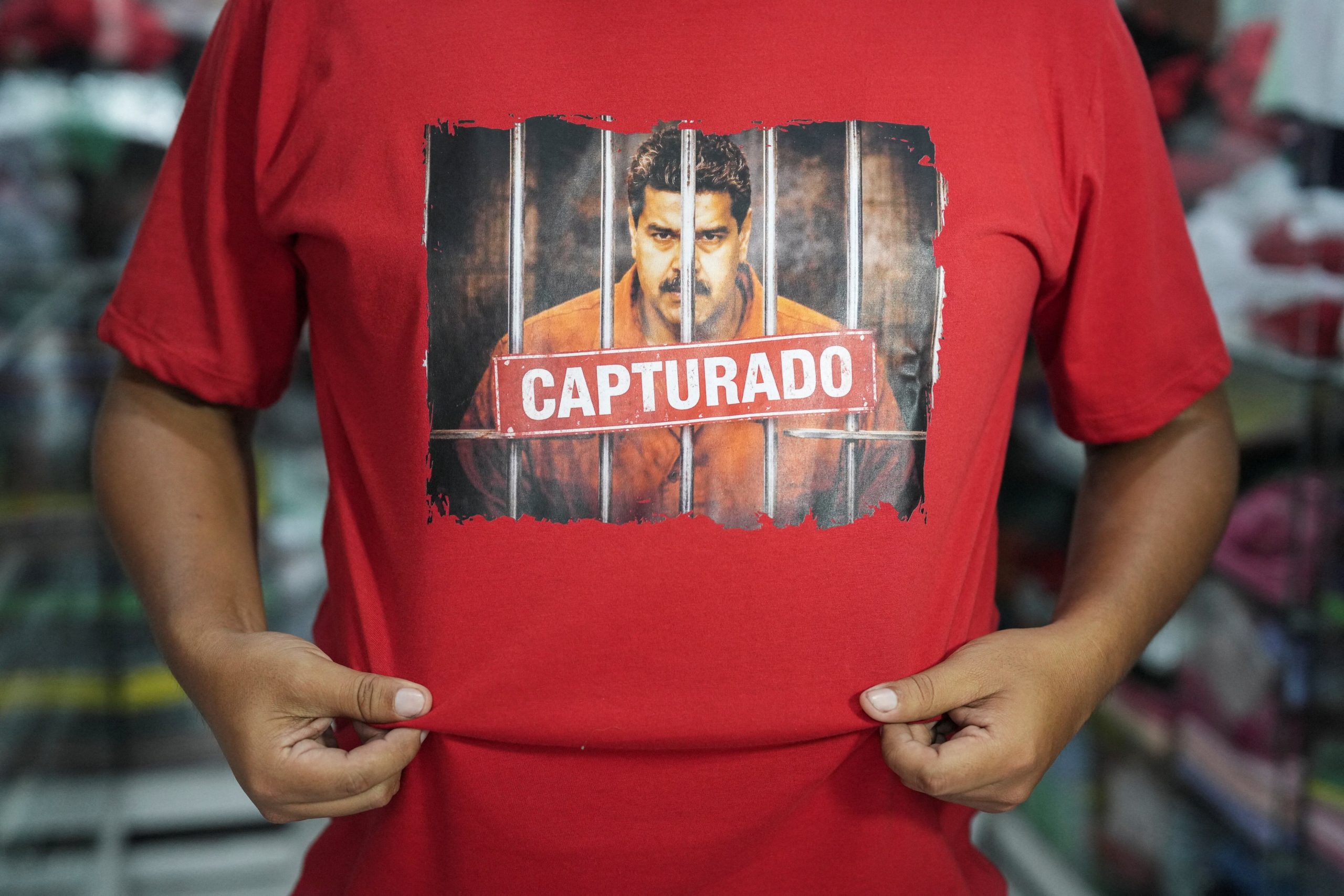 Las camisetas con Nicolás Maduro en la cárcel se vuelven un éxito comercial. (REUTERS/Angela Ponce)