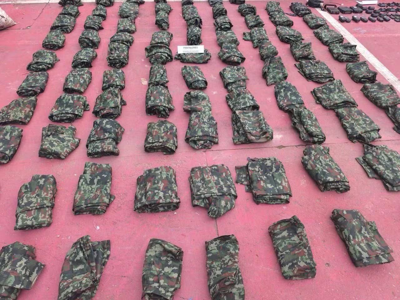 Ejército y Policía desmantelaron un depósito ilegal de armas y explosivos del Clan del Golfo en Remedios, Antioquia - crédito @PedroSánchezCol/X