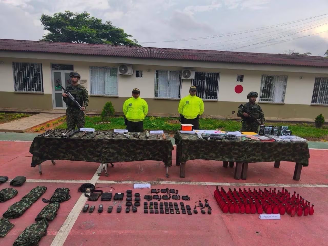 La operación conjunta permitió incautar más de 8.500 cartuchos, armas largas y cortas, además de explosivos y material logístico de alto poder - crédito @PedroSánchezCol/X