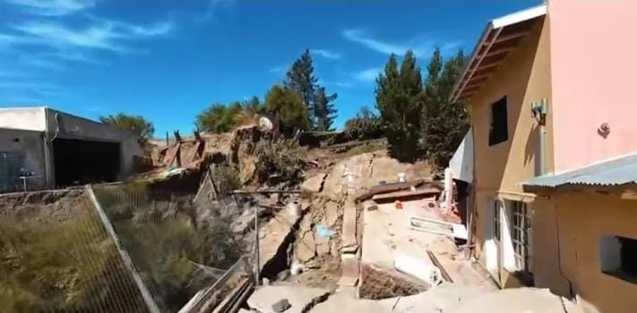 El operativo de emergencia involucra a la Policía Federal Argentina en el control de accesos y zonas evacuadas