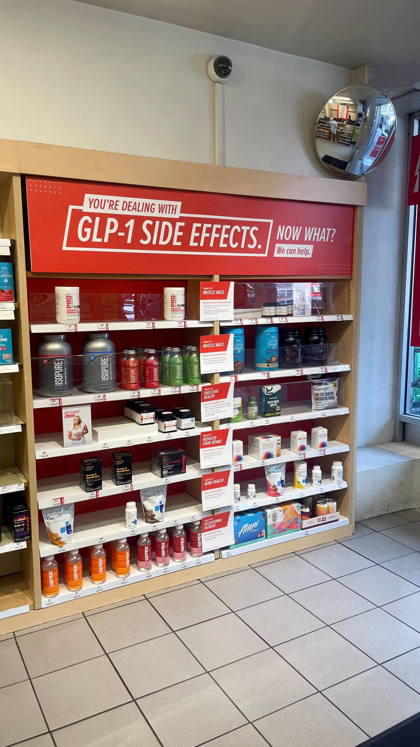 Una tienda GNC que ofrece productos para personas que toman GLP-1 en Manhattan, Nueva York. La Generación Z lidera el consumo de péptidos no regulados. (Reuters/archivo)