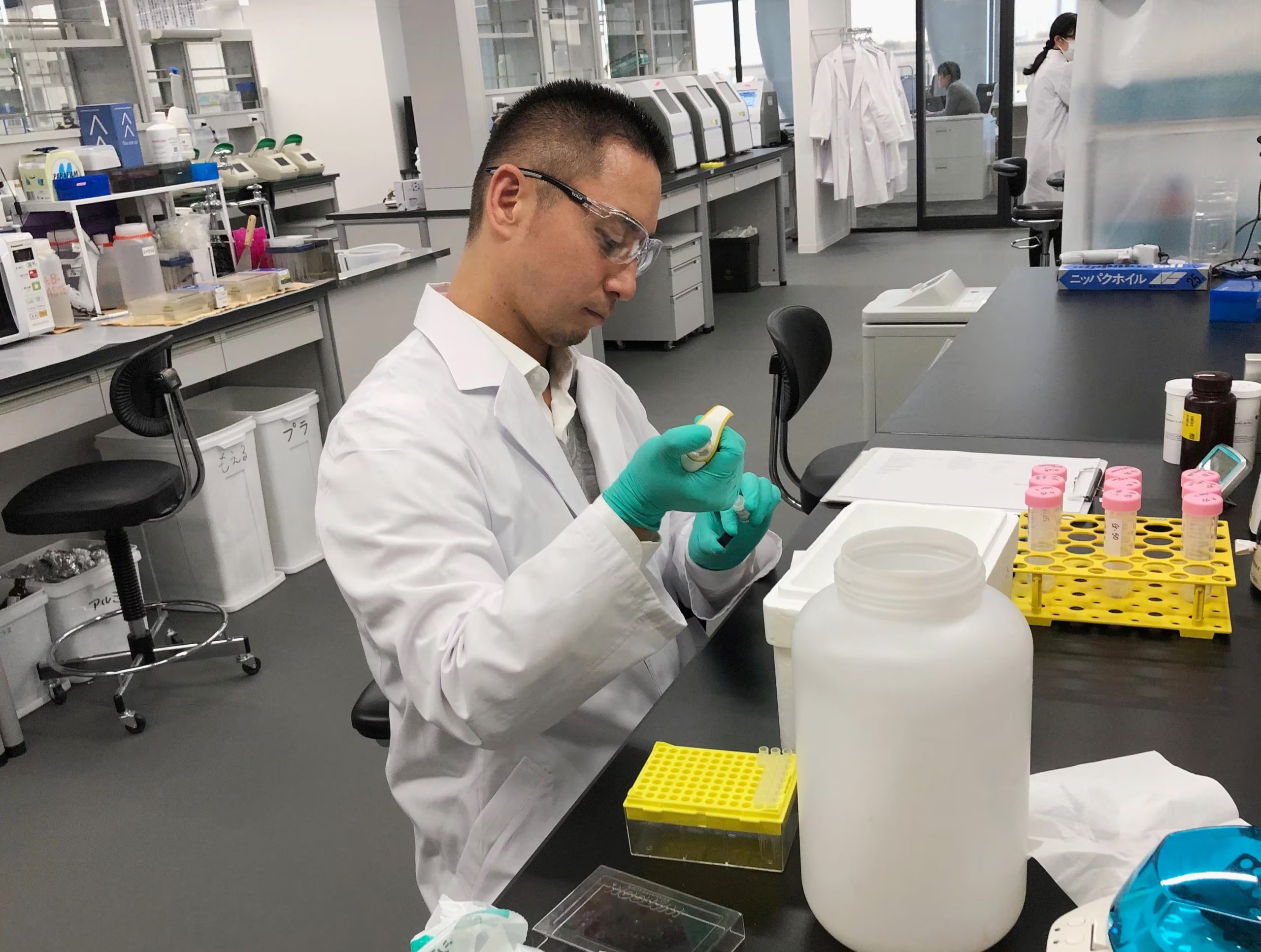 Investigador de PeptiDream prepara una proteína en Kawasaki, Japón. Vendedores chinos usan ChatGPT para redactar mensajes de venta de péptidos no regulados. (Reuters)