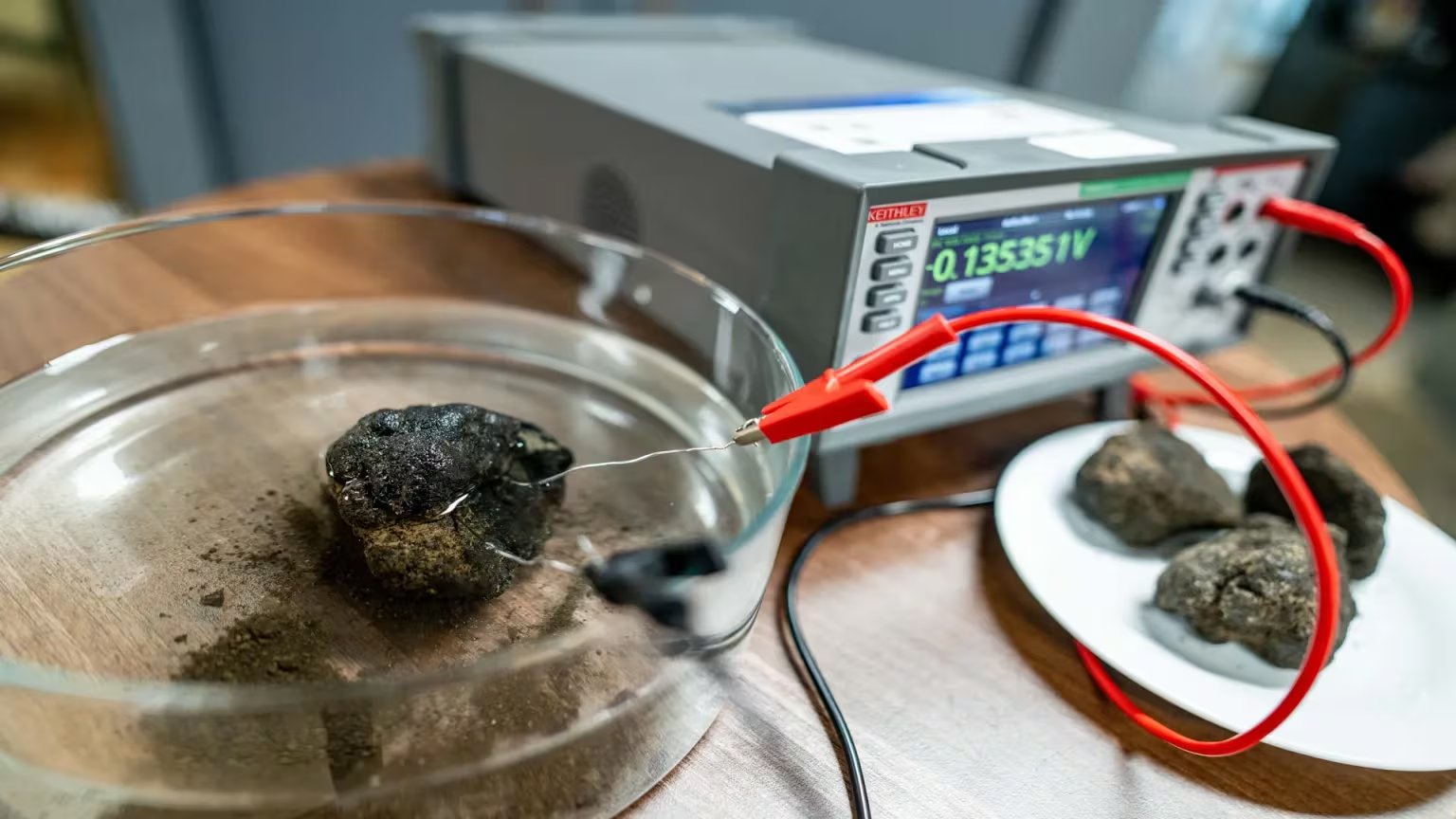 Investigadores prueban si nódulos polimetálicos producen oxígeno sin luz solar, un fenómeno que desafía teorías tradicionales Fundación Nippon