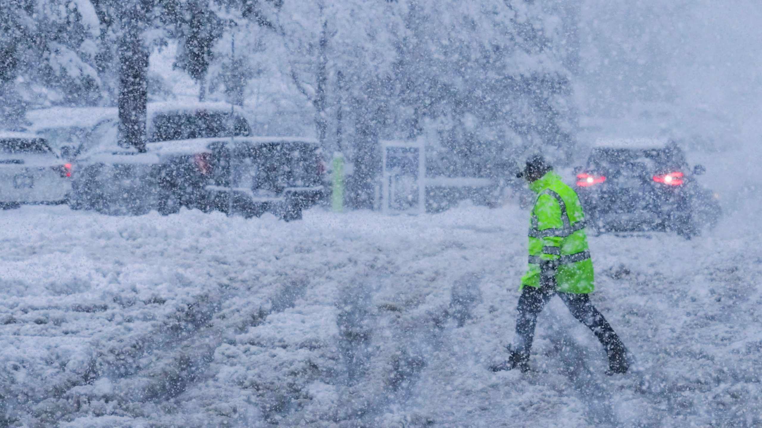 Una persona camina por un estacionamiento cubierto de nieve durante una tormenta en Truckee, California. (AP Foto/Brooke Hess-Homeier)