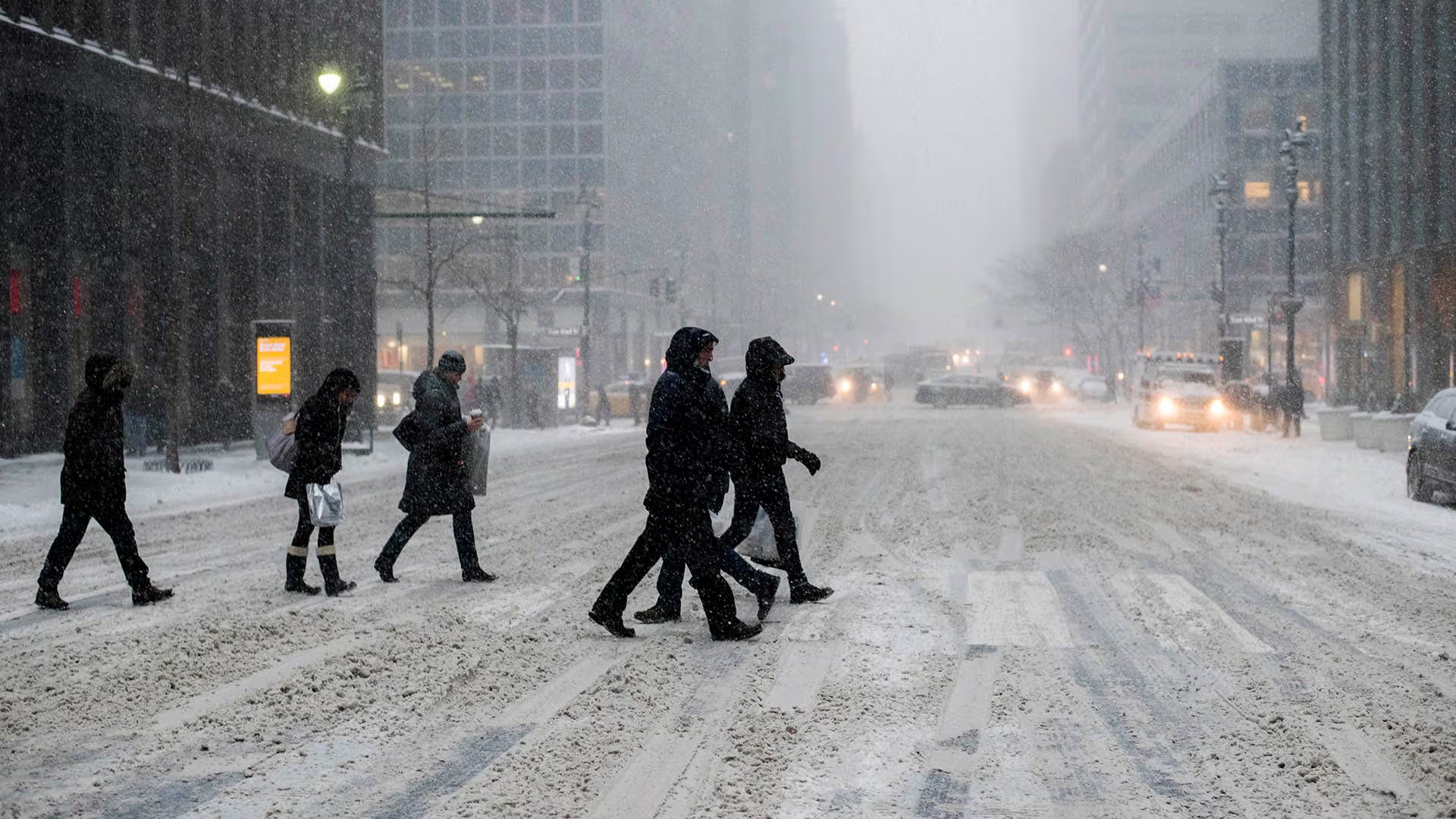 Aunque los inviernos son más cálidos en promedio los científicos advierten que episodios de frío extremo siguen siendo posibles en un clima cambiante
(AFP PHOTO / Jewel SAMAD/ DDC)