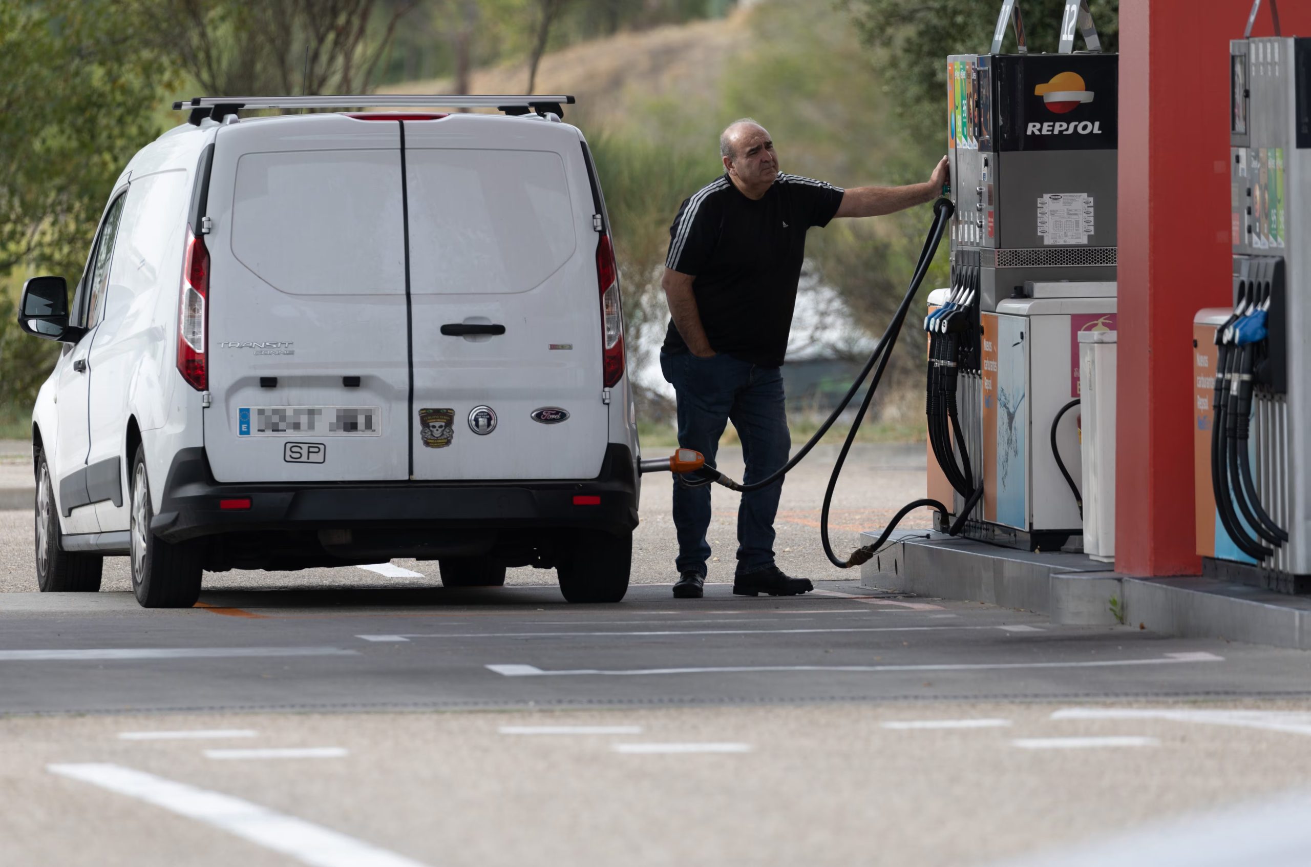 Una persona reposta su vehículo en una gasolinera. (Eduardo Parra / Europa Press)