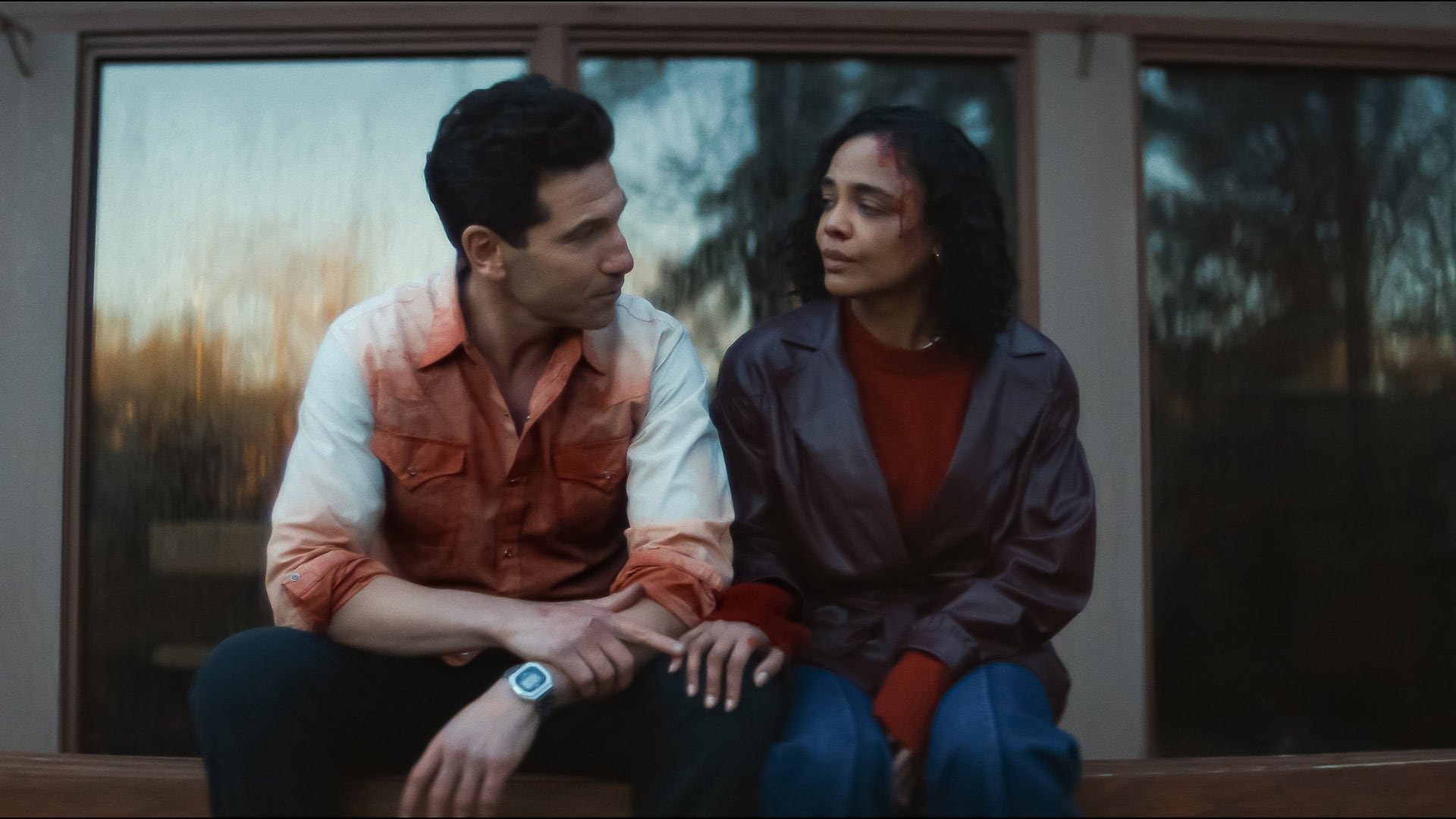 La dupla entre Tessa Thompson y Jon Bernthal refuerza la tensión dramática y el juego de perspectivas en la serie. (Crédito Courtesy of Netflix © 2025)