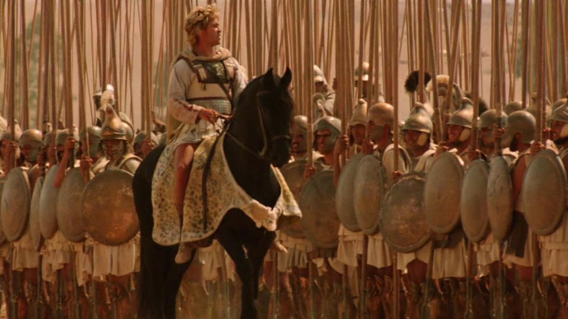 El drama épico Alejandro Magno, dirigido por Oliver Stone, generó enormes expectativas pero fue un fracaso en taquilla y crítica especializada (Captura de video)