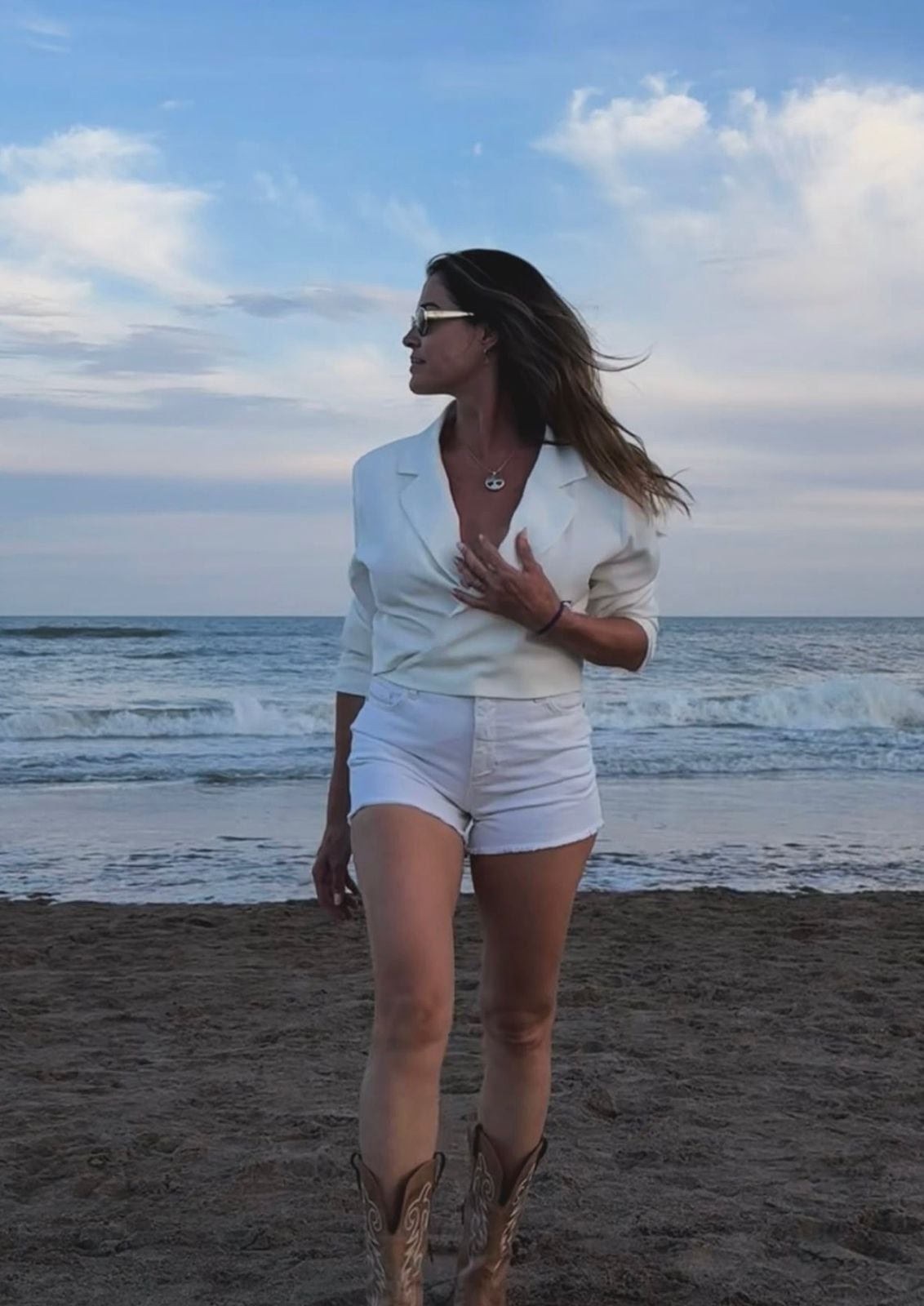 Pamela David se distinguió con un conjunto blanco, botas texanas y un collar plateado con dije circular (@pamedavid)