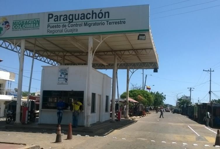 El Plan Frontera garantiza una coordinación permanente entre unidades militares y Policía Nacional para enfrentar eventuales contingencias en los principales pasos fronterizos - crédito @COMANDANTE<em>FFMM / X» class=»aligncenter size-full» src=»https://kchcomunicacion.com/wp-content/uploads/2026/01/Colombia-mantiene-maxima-vigilancia-conjunta-en-p-1.jpg» style=»width:100%; height:auto; margin-bottom: 20px;»/></p>
<h3>Restablecimiento de la movilidad en Paraguachón</h3>
<p>Los últimos informes de <strong>Migración Colombia</strong> indican que la situación en la zona limítrofe ha retornado a la calma durante el cierre del pasado fin de semana. Esto ocurre tras la reactivación del flujo en <strong>Paraguachón (La Guajira)</strong>, ordenada por las autoridades del país vecino. </p>
<p>Dicho paso, que facilita la conexión entre <strong>Maicao</strong> y el <strong>estado Zulia</strong>, volvió a estar operativo el <strong>domingo 4 de enero</strong>, según confirmaron fuentes oficiales colombianas. A partir de esa fecha, el desplazamiento de personas y mercancías se reporta como constante y bajo parámetros de normalidad, particularmente en los puentes binacionales de <strong>Norte de Santander</strong>.</p>
<p><img decoding=