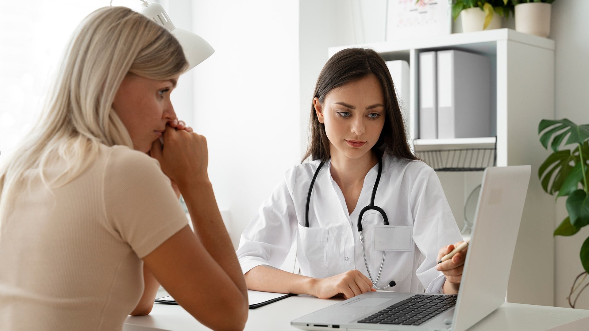 Consultar a un especialista permite recibir el tratamiento adecuado y recuperar el bienestar respiratorio ante tos prolongada (Freepik)