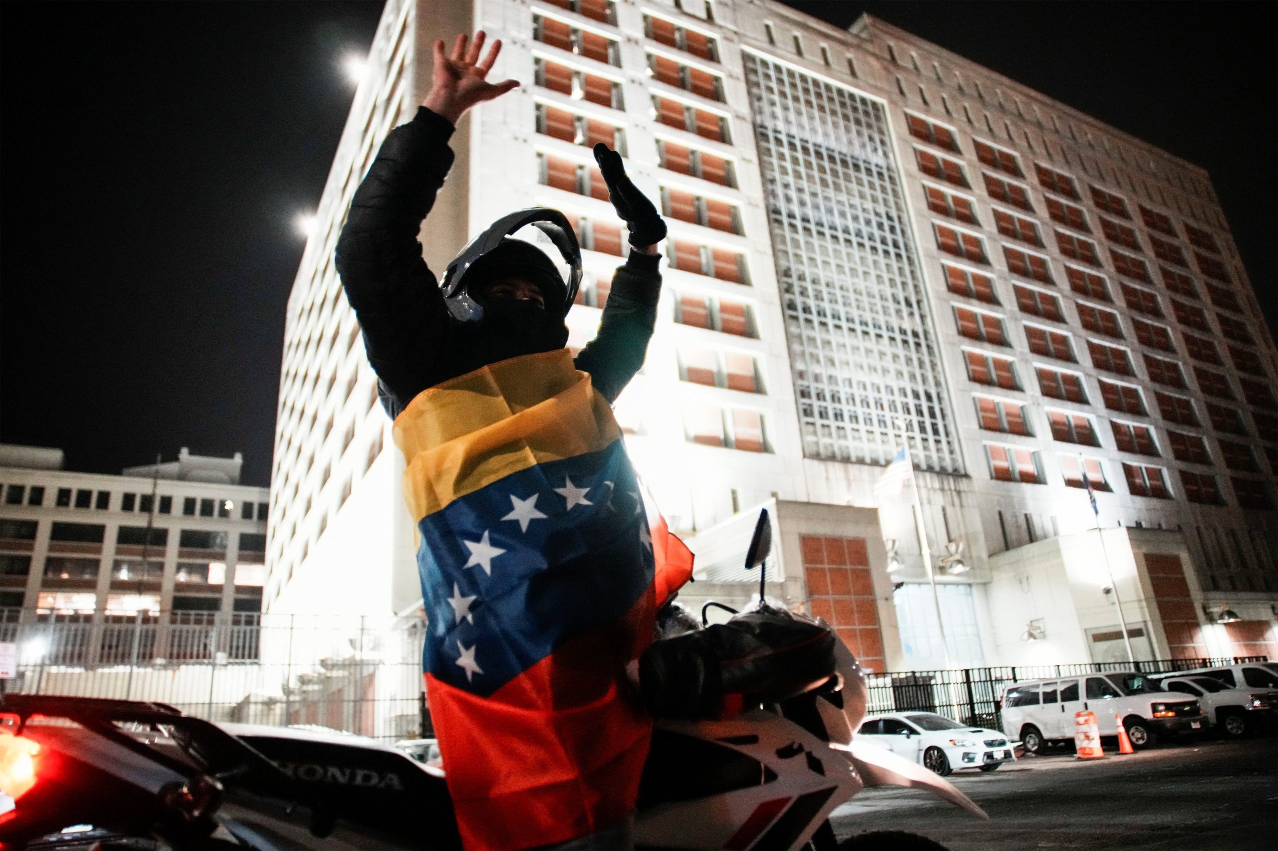 Un inmigrante venezolano celebra afuera del Centro de Detención Metropolitano de Brooklyn (MDC Brooklyn) después de que Estados Unidos atacara a Venezuela y capturara a su presidente Nicolás Maduro y a su esposa Cilia Flores durante la noche, en la ciudad de Nueva York, EE. UU., el 3 de enero de 2026. REUTERS/Eduardo Muñoz