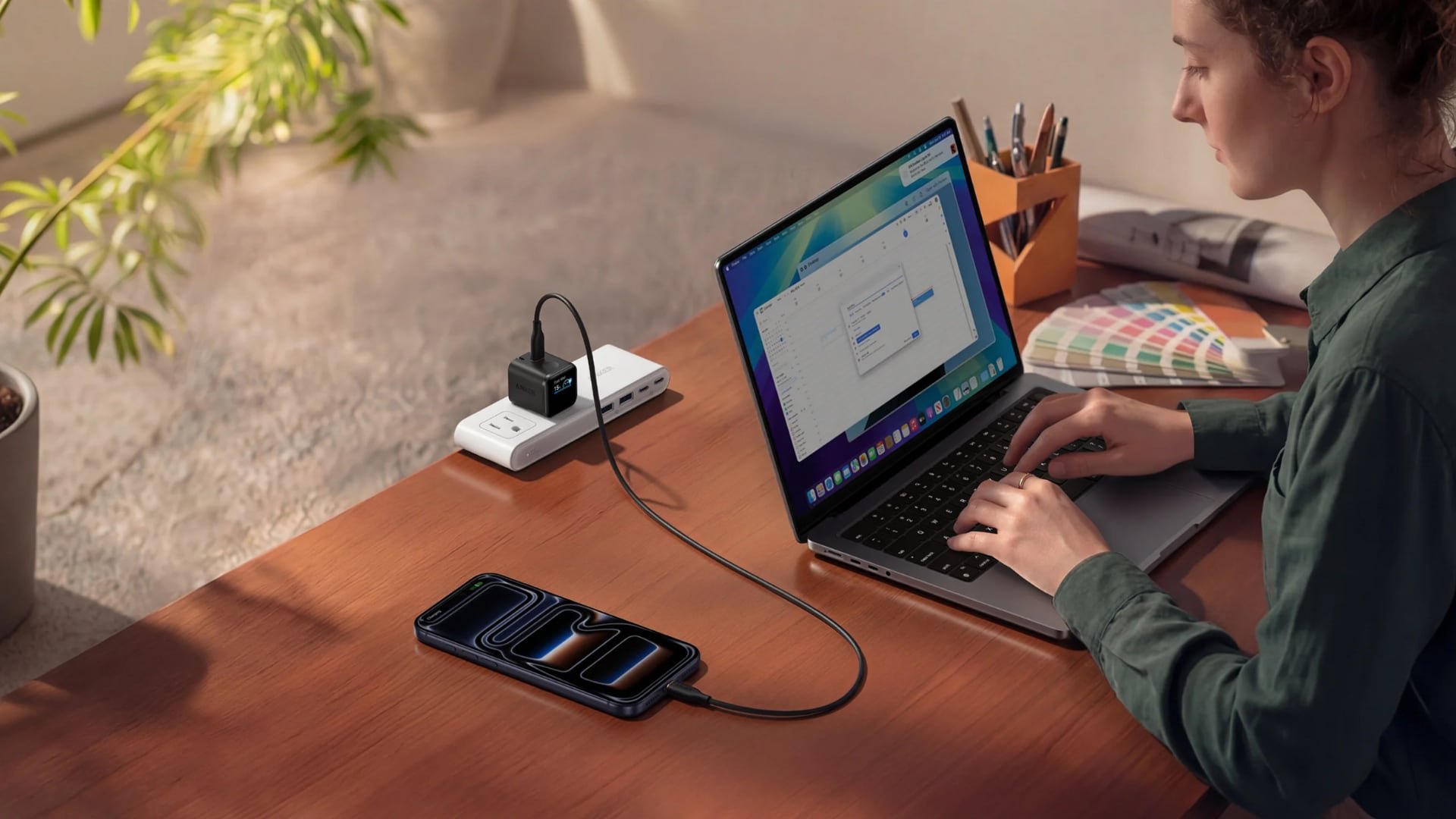 El diseño compacto y el enchufe plegable facilitan el transporte y el uso en distintas situaciones. (Anker)