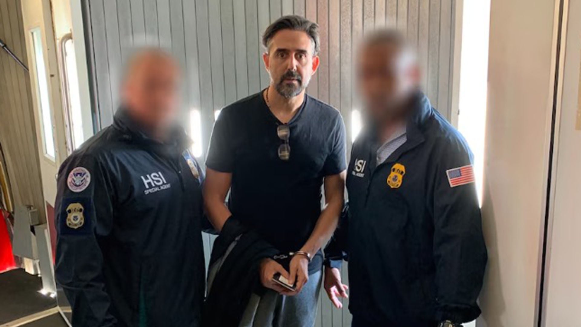 Con las esposas puestas: Vuteff aterriza en Miami tras ser extraditado desde Suiza, agosto de 2022