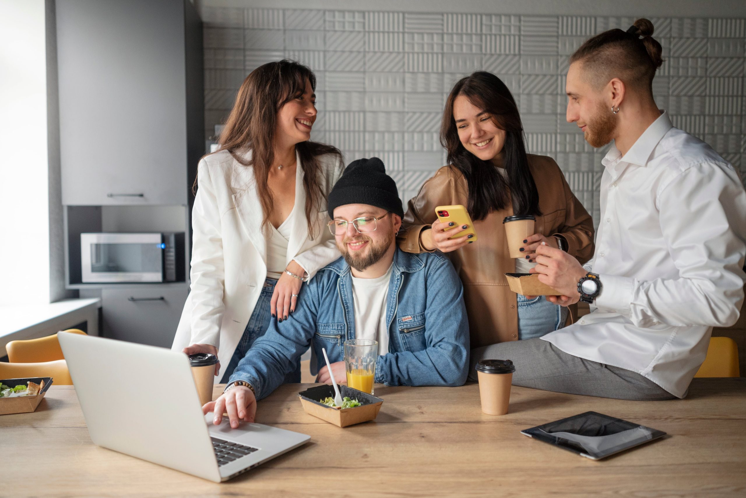 Volver a compartir espacios con compañeros de trabajo o estudio contribuye a normalizar la rutina - crédito Freepik