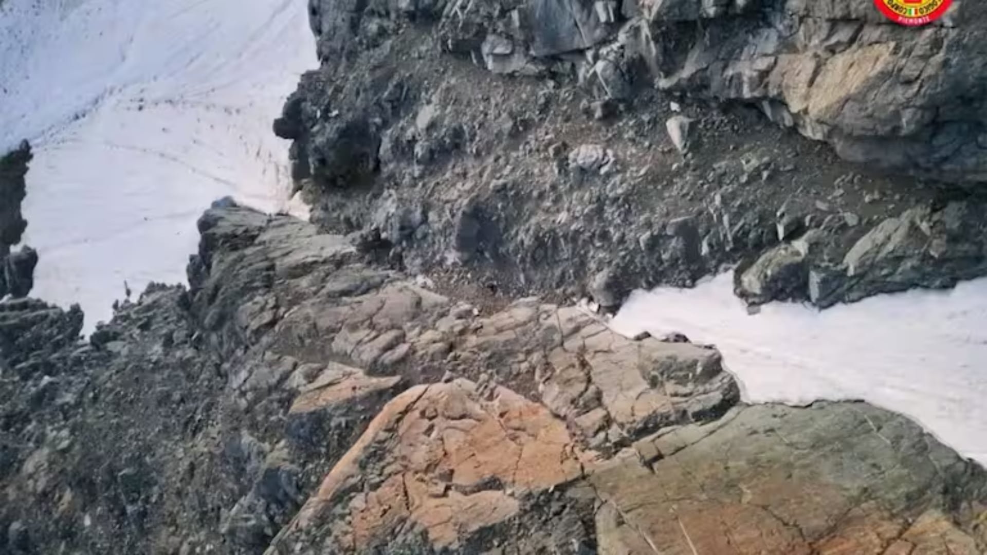 El cuerpo de Ivaldo, que permanecía parcialmente cubierto por nieve, fue localizado en este barranco gracias a que la IA identificó su casco rojo.
 (CNSAS)