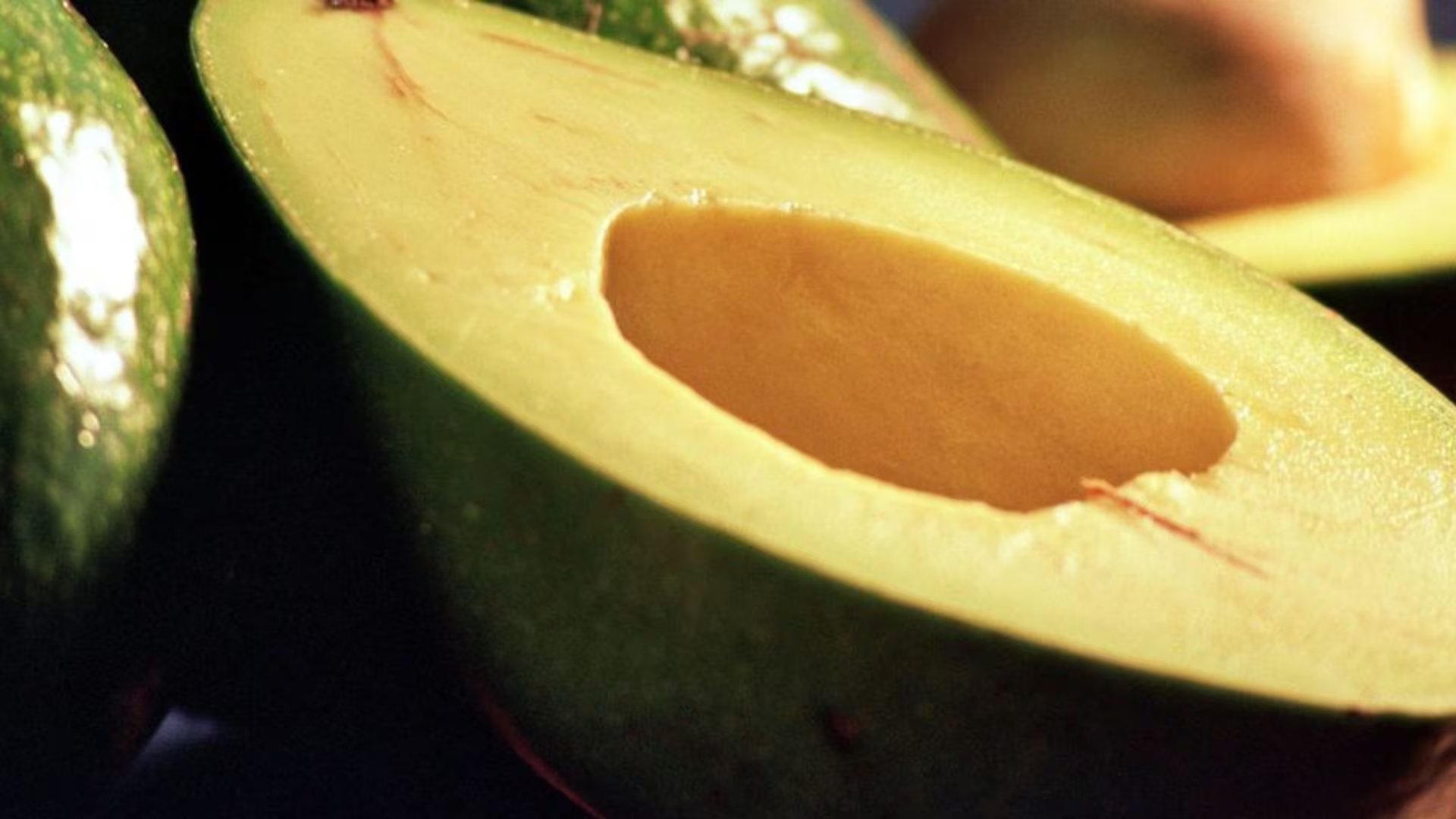 El valor nutricional de la palta incluye grasas monoinsaturadas, fibra, potasio y magnesio, pero no debe reemplazar la variedad de alimentos en la dieta (SF)