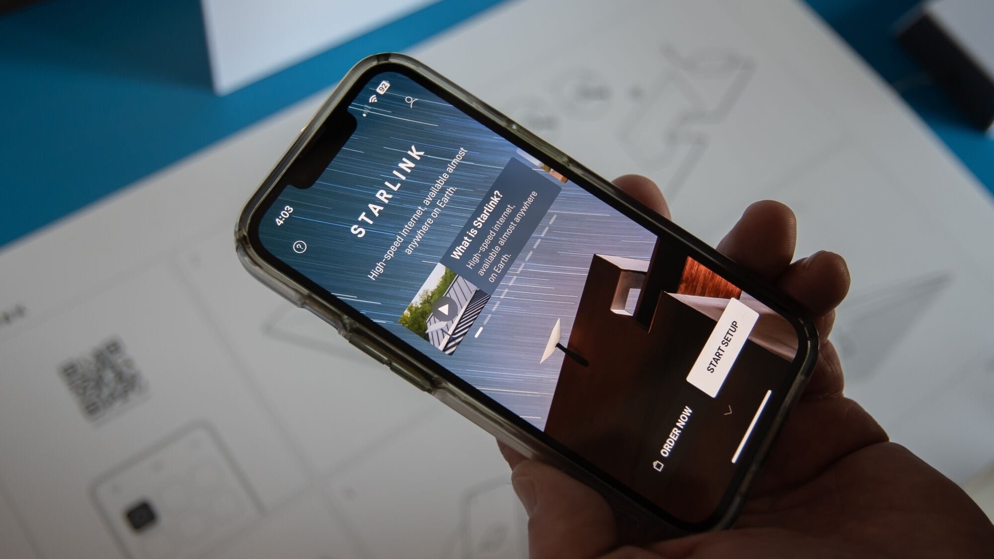 La aplicación de Starlink permite escanear el cielo y detectar obstrucciones antes de instalar la antena. (Bloomberg)