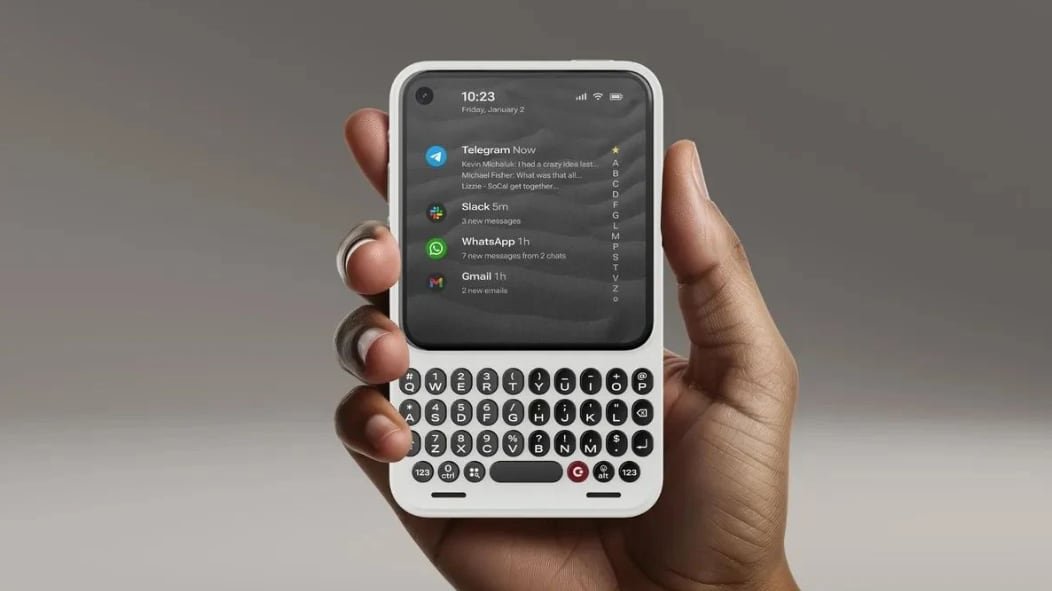 El Clicks Communicator presentado en el CES 2026 recupera el teclado físico QWERTY característico de los legendarios BlackBerry. (Clicks)