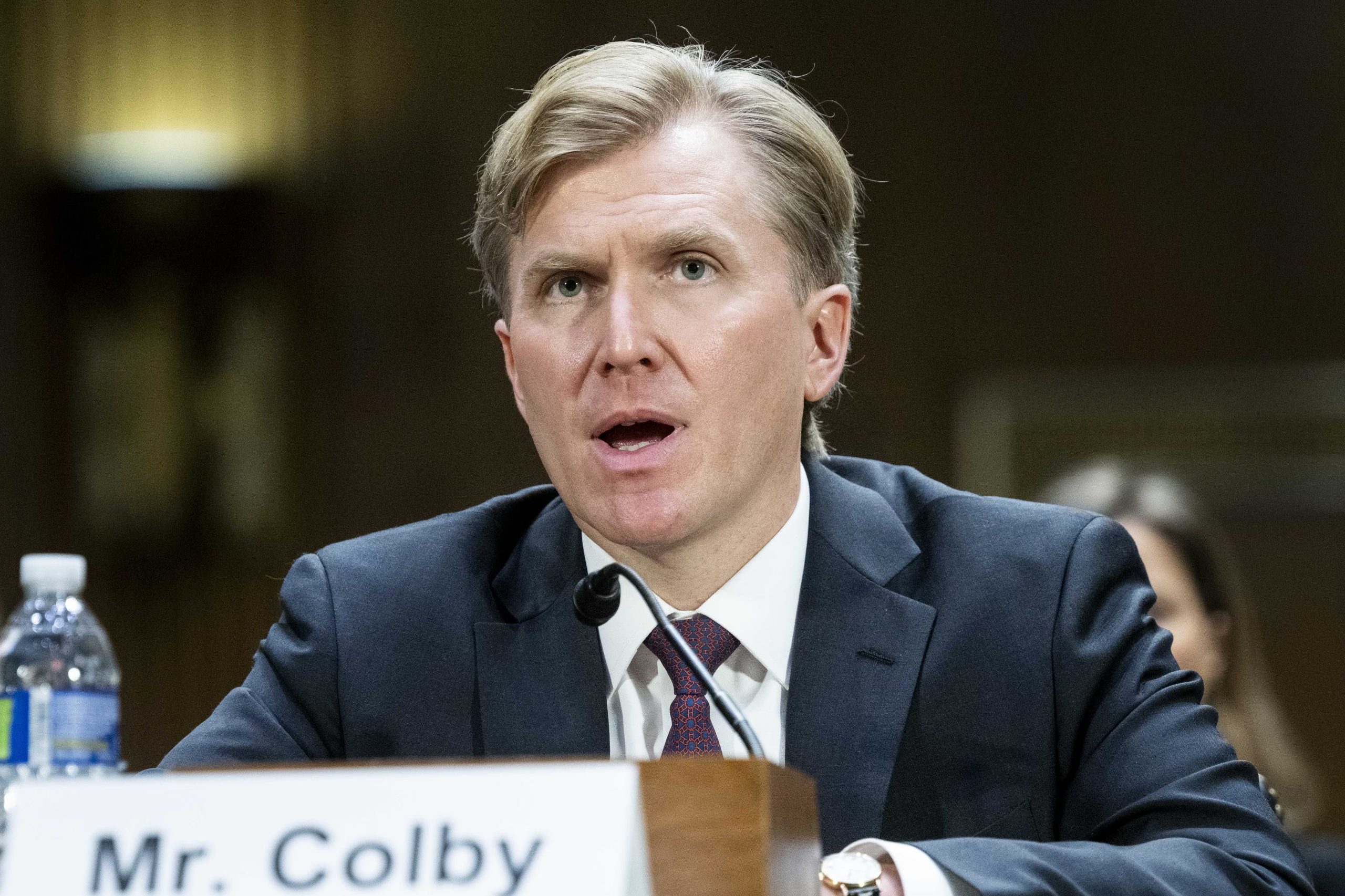 Elbridge Colby en una audiencia del Comité de Servicios Armados del Senado. El número tres del Pentágono visitó Seúl y elogió a Corea del Sur como 