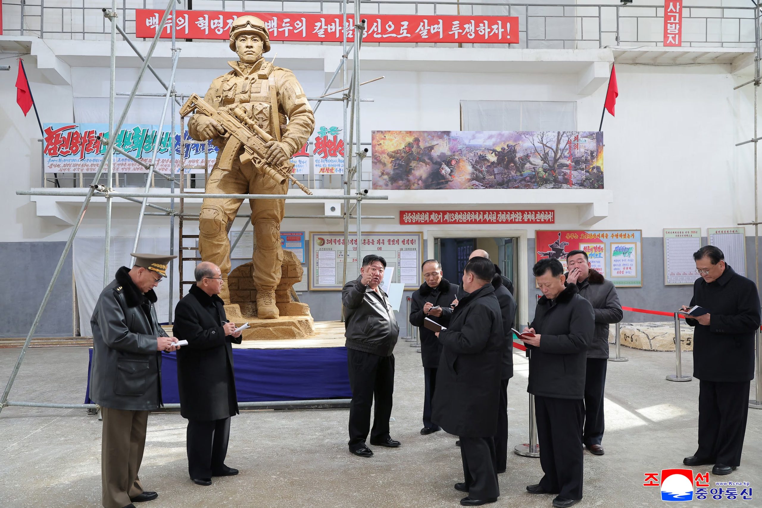 Kim Jong Un visita un estudio de arte para supervisar esculturas conmemorativas de tropas norcoreanas caídas en el extranjero. Pyongyang mantiene miles de soldados desplegados en Rusia. (KCNA via REUTERS, archivo)
