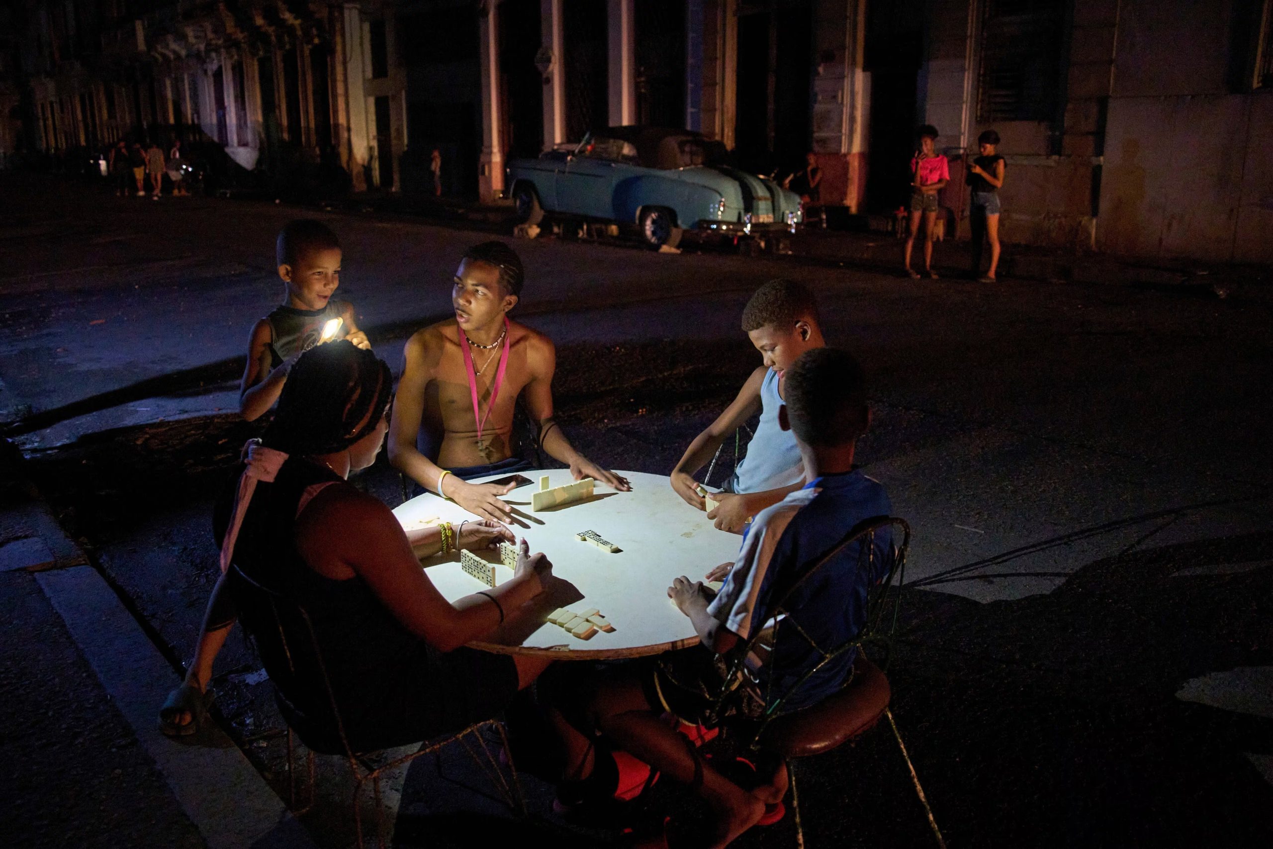 La gente juega al dominó en la calle durante un apagón en La Habana (AP Foto/Ramón Espinosa)