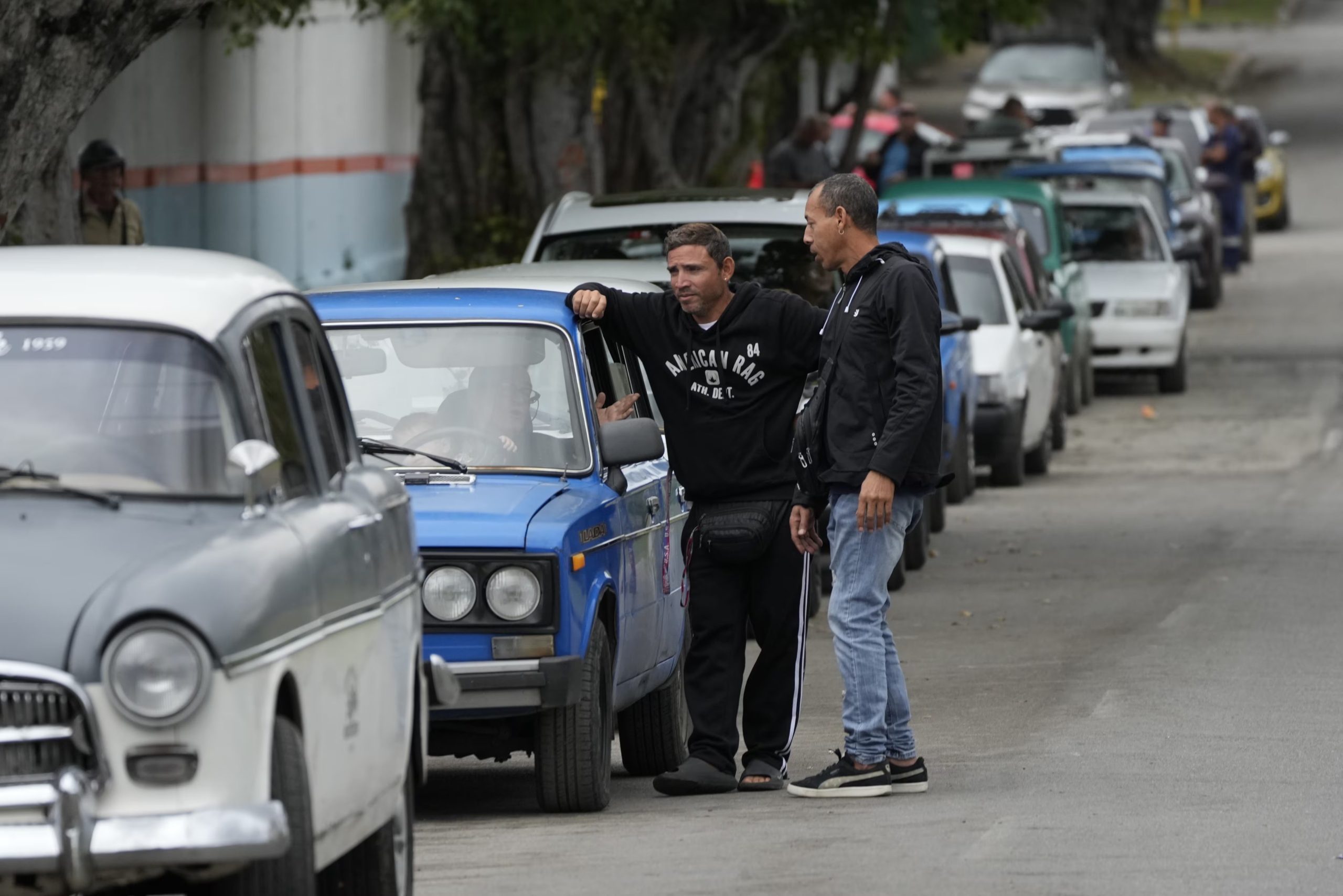Los conductores esperan en una larga fila para ingresar a una gasolinera en La Habana, Cuba, el viernes 30 de enero de 2026. (AP Foto/Ramón Espinosa)