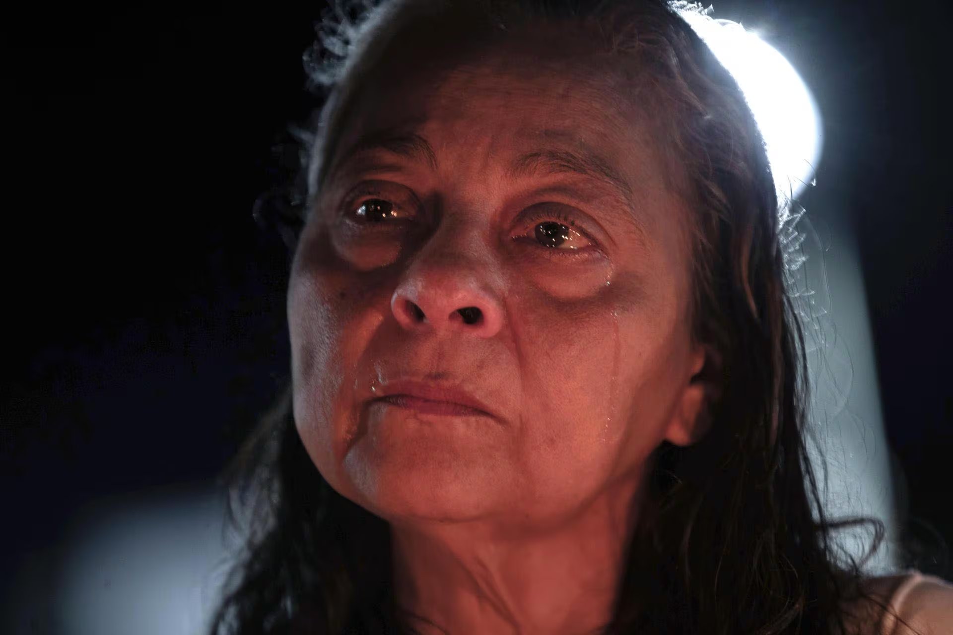 Una mujer emocionada en la vigilia por los presos políticos (EFE)