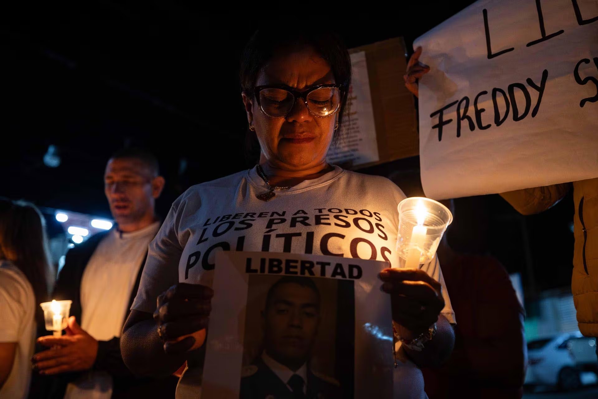 Los familiares con velas y carteles (EFE)