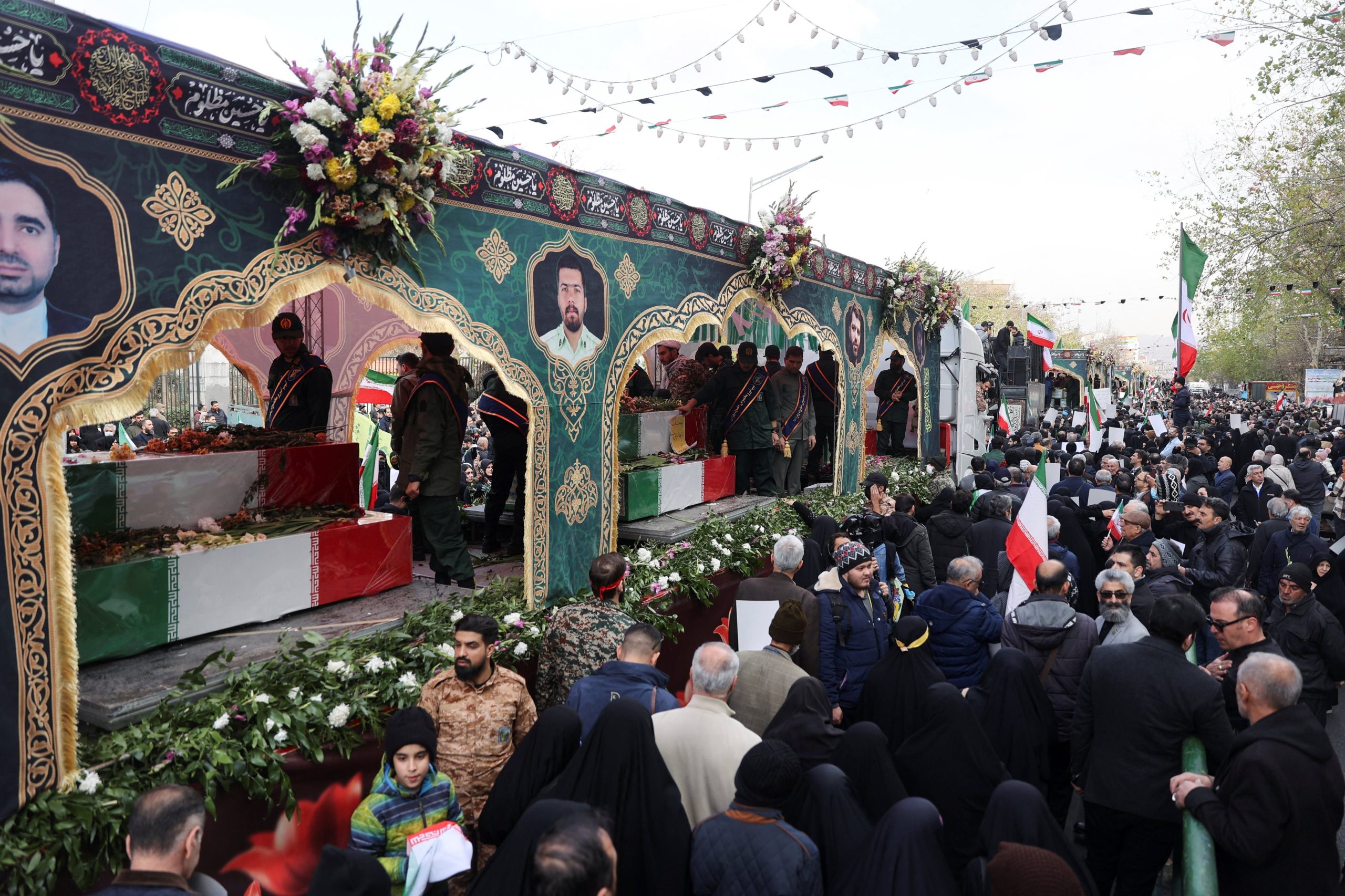Personas asisten al funeral de miembros de las fuerzas de seguridad que murieron en las protestas desencadenadas por el colapso del valor de la moneda, en Teherán, Irán, el 14 de enero de 2026. (Majid Asgaripour/WANA vía REUTERS)
