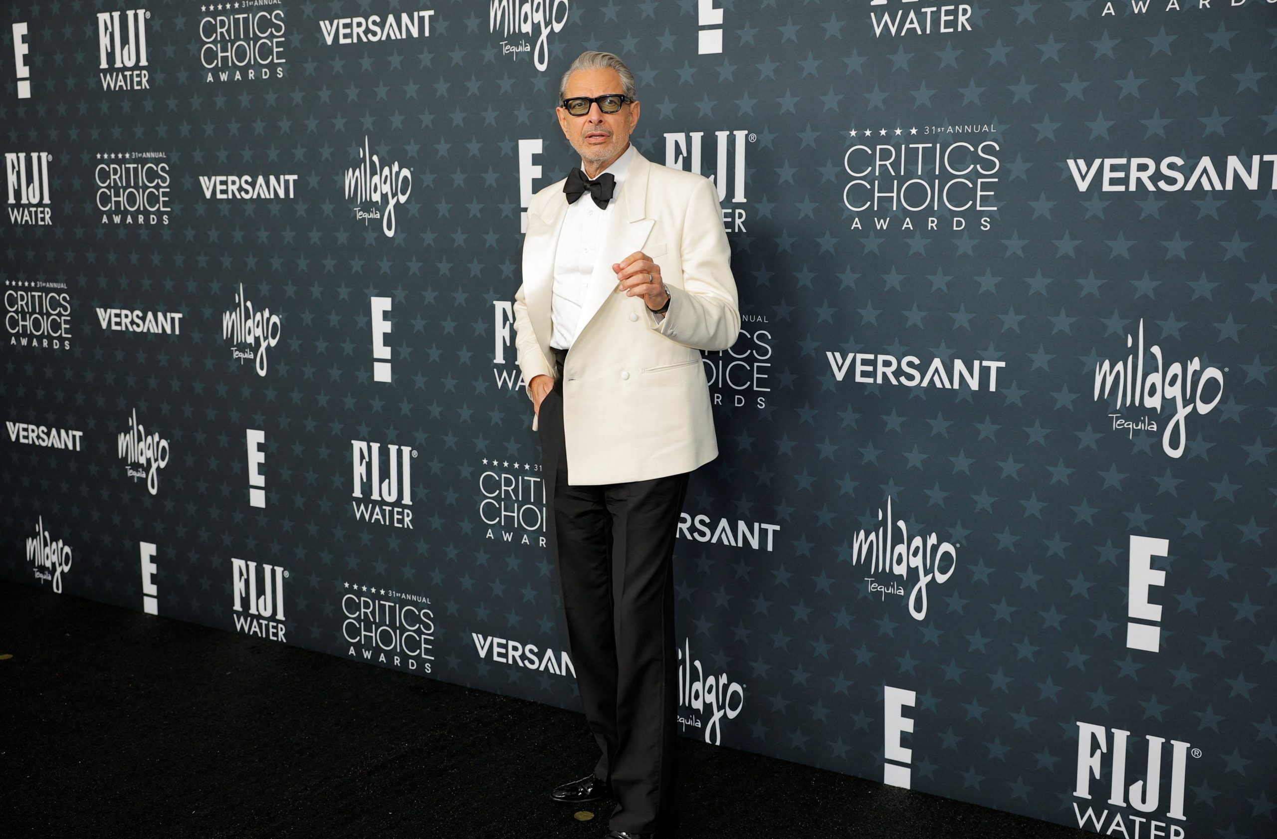 El actor eligió un esmoquin bicolor que reinterpreta el código black tie con un giro sofisticado y moderno para la ceremonia (REUTERS/Mike Blake)
