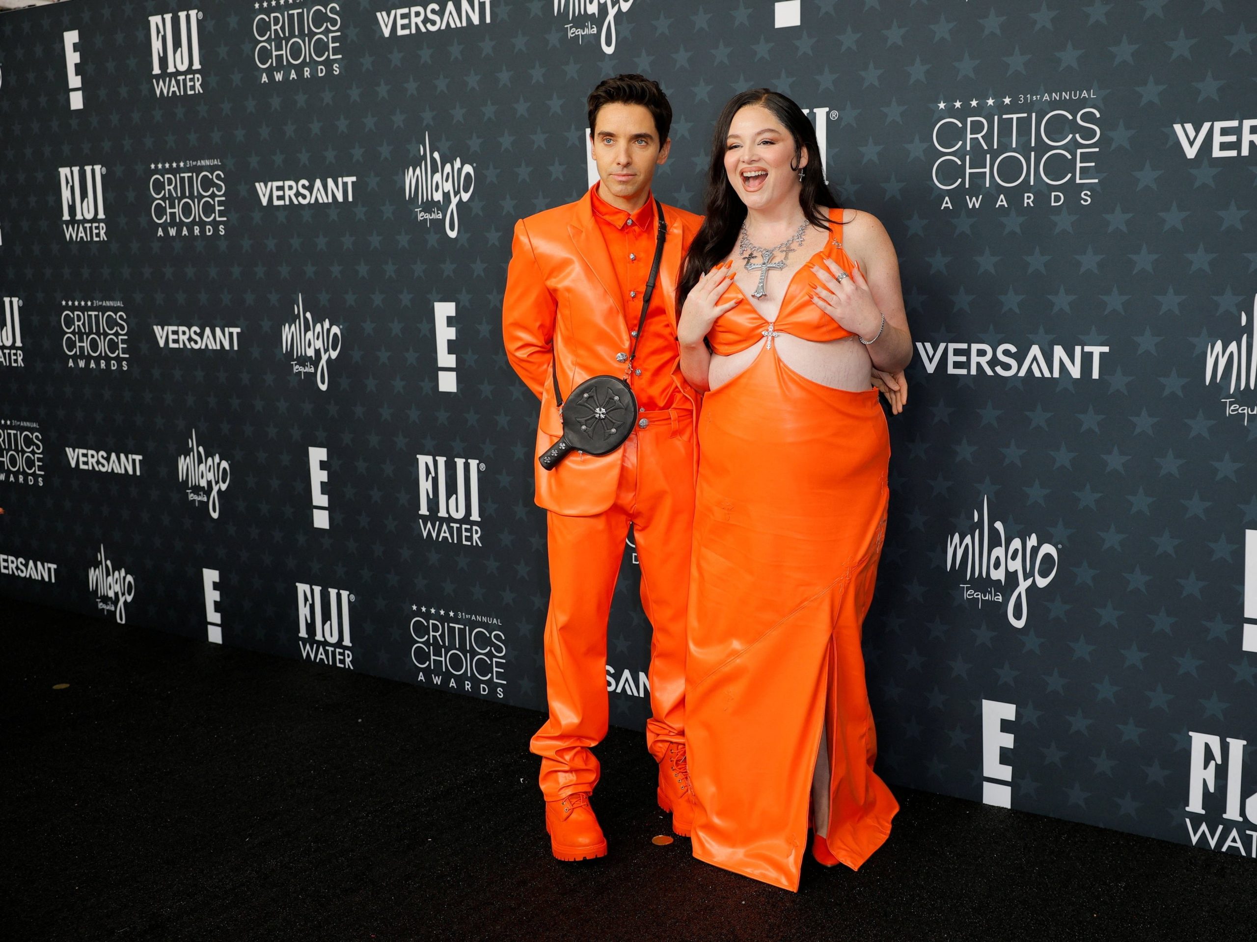 El dúo sorprendió con una apuesta intensa y jugada, llevando el naranja al extremo en sus estilismos (REUTERS/Mike Blake)