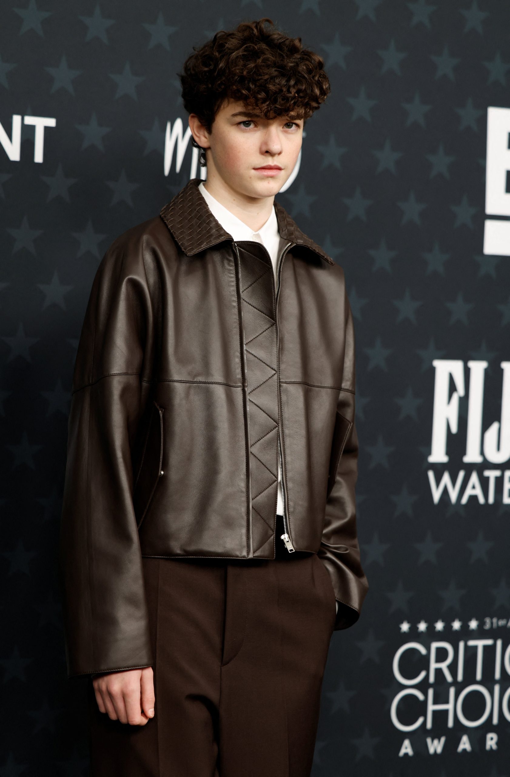 La elección de prendas en clave monocromática y texturas contrastantes le dio al actor un aire juvenil y urbano (REUTERS/Caroline Brehman)