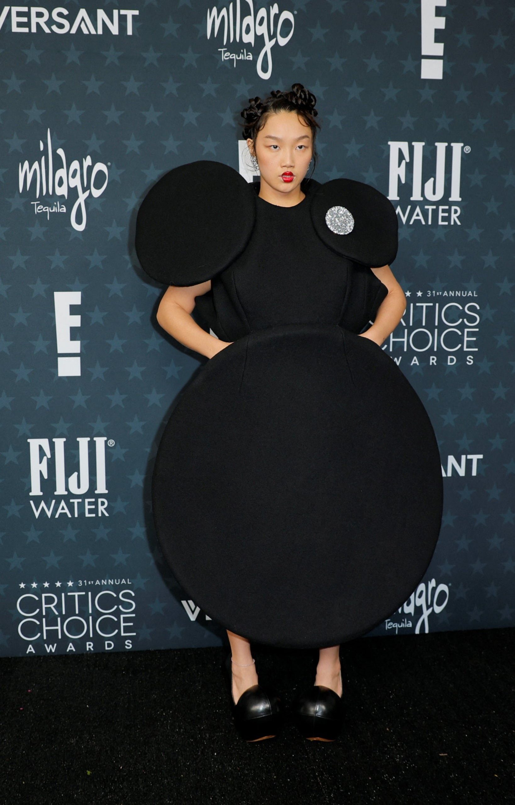 La cantante deslumbró por su audacia, apostando por una creación que fusiona arte y moda (REUTERS/Mike Blake)