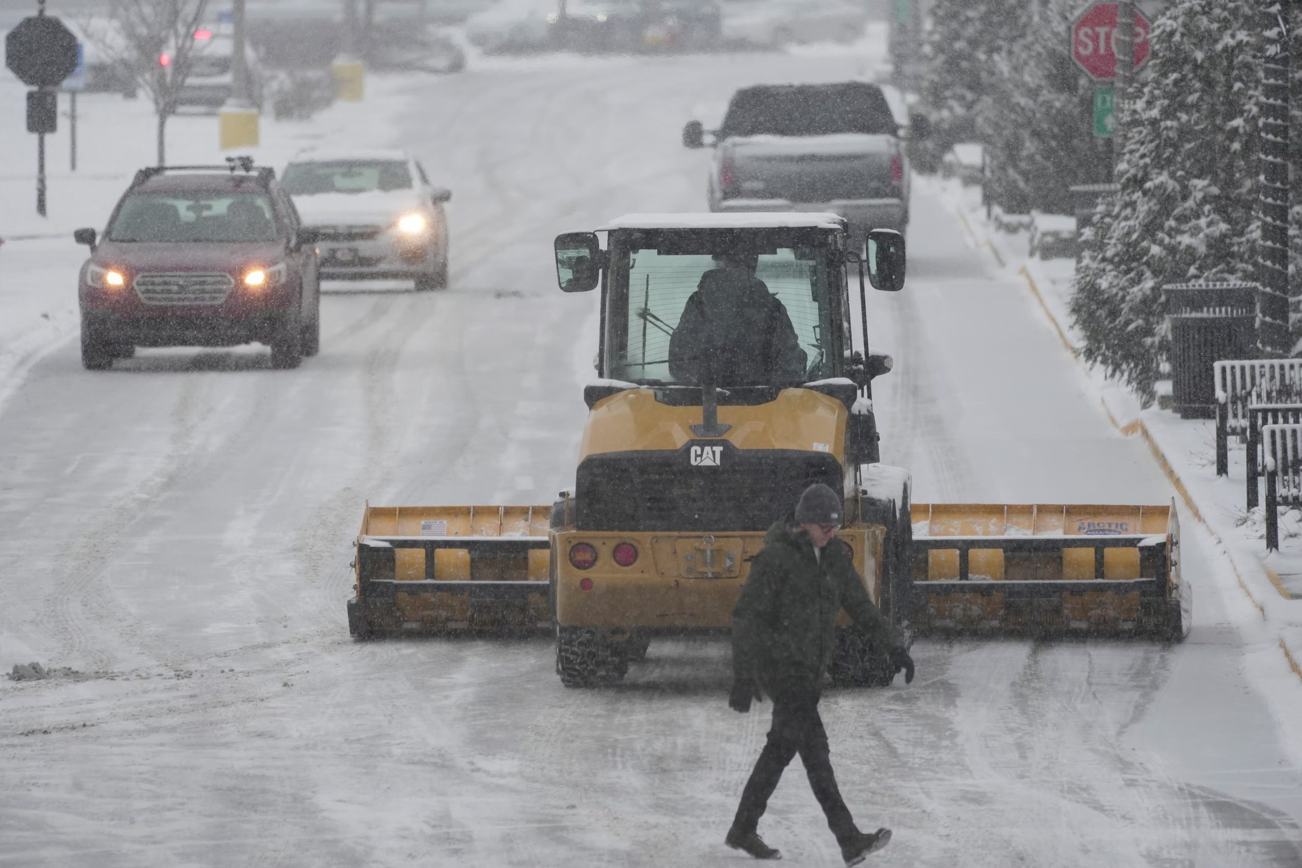 Nueve estados actúan con la Guardia Nacional desplegada para tareas de rescate, remoción de nieve y restauración del suministro eléctrico. (AP foto/Joshua A. Bickel)