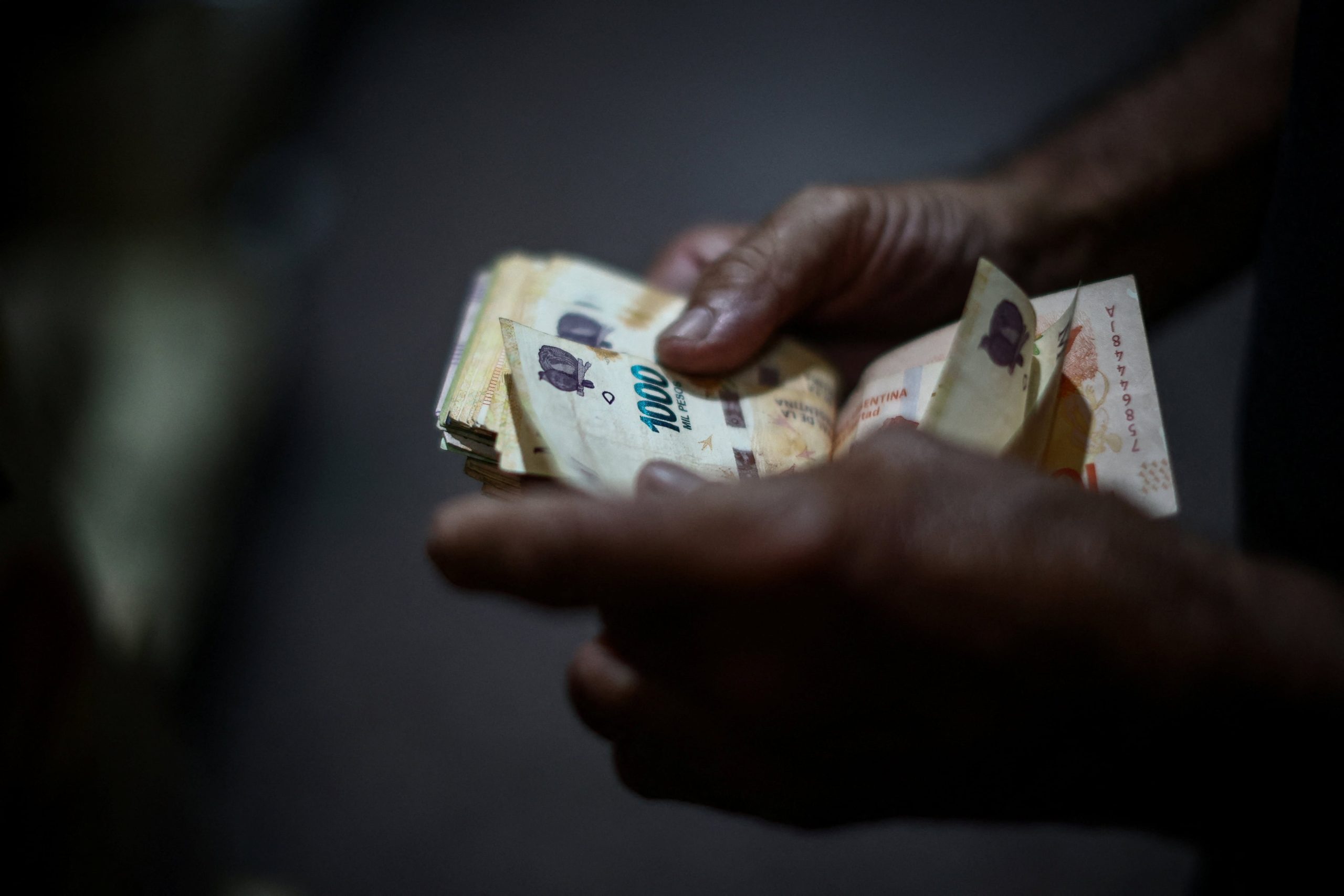 De acuerdo a LCG, la diferencia entre lo que perciben los sectores de menores y mayores ingresos supera los $2.200.000. REUTERS/Tomas Cuesta