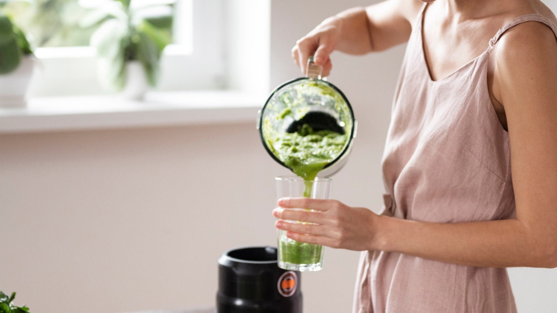 El jugo verde debe incorporarse como complemento de una alimentación equilibrada y hábitos saludables, no reemplazando tratamientos médicos, para controlar la glucosa eficazmente (Freepik)
