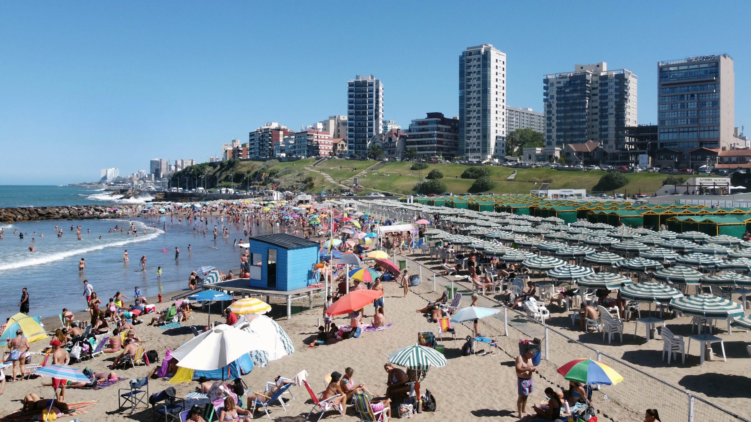 La arena y el agua reflejan los rayos solares y multiplican su intensidad por eso el riesgo persiste aun bajo la sombra en playas y piletas
 (Jose Tetty)