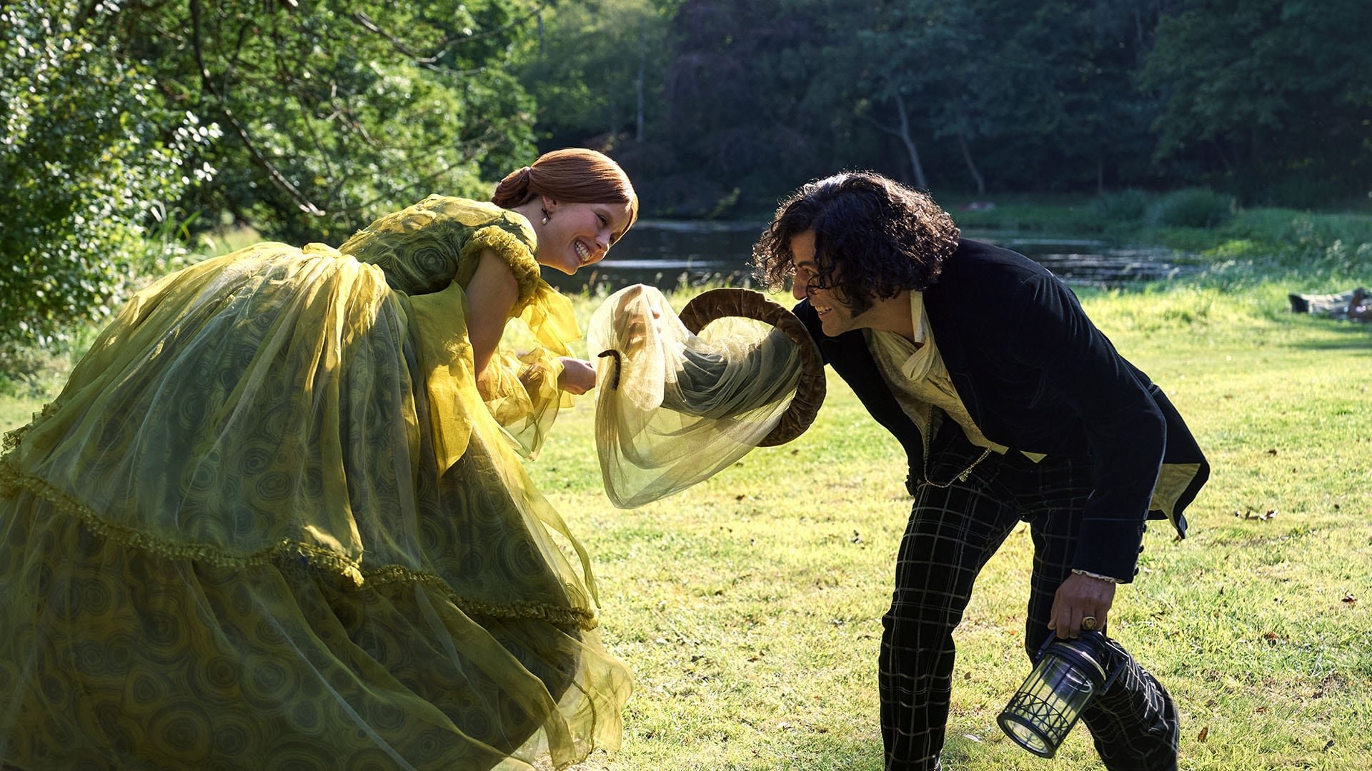 FRANKENSTEIN. (L to R) Mia Goth as Elizabeth and Oscar Isaac as Victor Frankenstein in Frankenstein. Cr. Ken Woroner/Netflix © 2025.