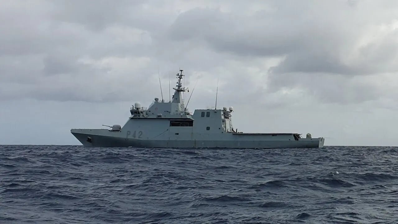 El hallazgo y decomiso de un carguero con cocaína exponen el avance en los métodos de ocultamiento y la necesidad de respuestas multilaterales para contener un fenómeno cada vez más complejo y arraigado en las rutas marítimas - crédito Armada Española