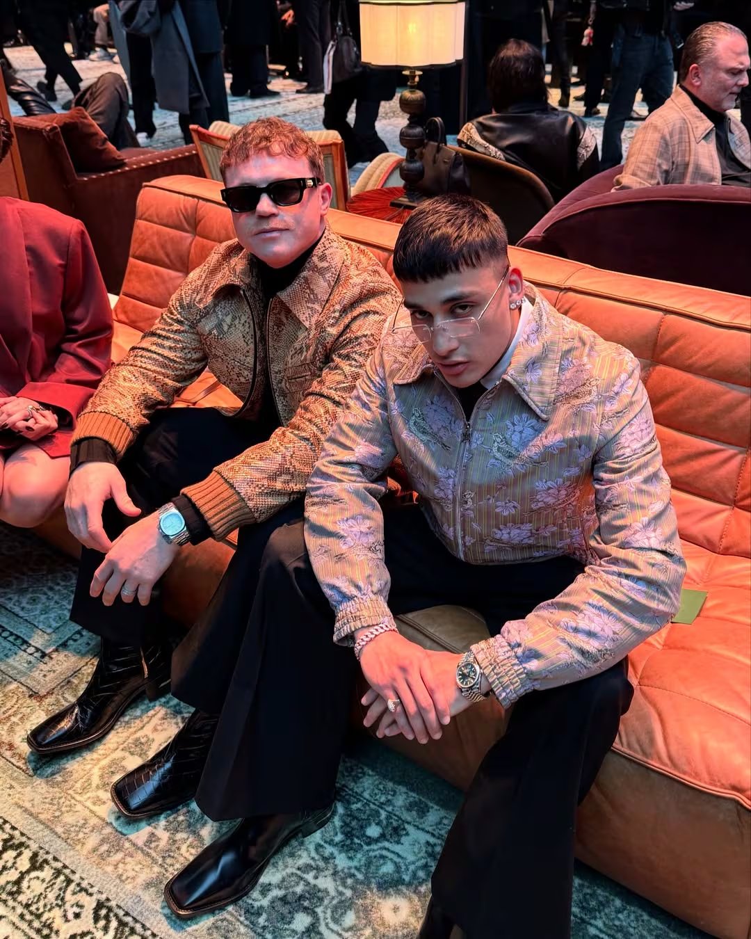 El encuentro entre El Malilla y Canelo Álvarez en el desfile de Amiri simbolizó la unión del deporte y la música urbana mexicana en un espacio de alto perfil. (Instagram/ @elmalilla_)