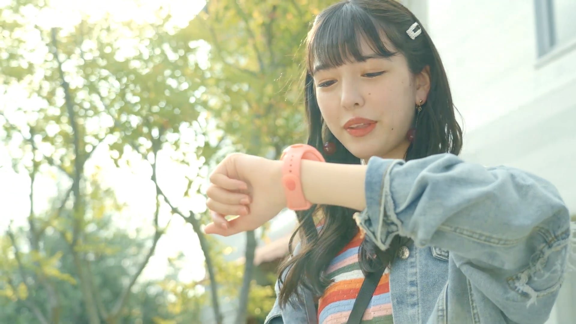 Tamagotchi salió a la venta en Japón en noviembre de 1996 y se convirtió en un éxito social de inmediato.