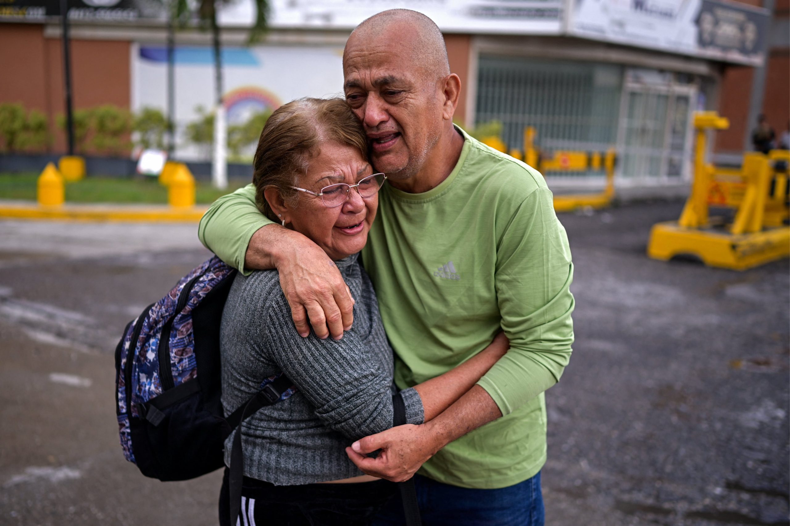 El periodista Luis López fue liberado de prisión recientemente y se pudo reencontrar con su hermana (Reuters)
