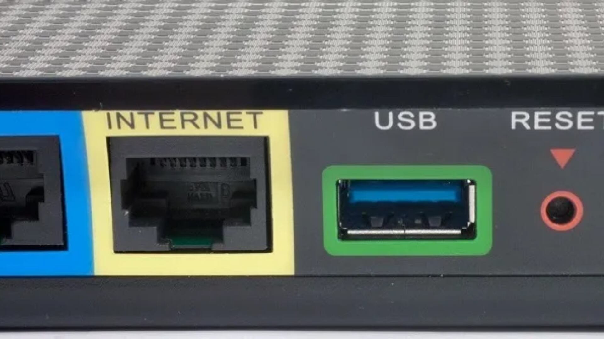 El puerto USB detrás del router puede cumplir varias funciones. (Foto: Difusión)