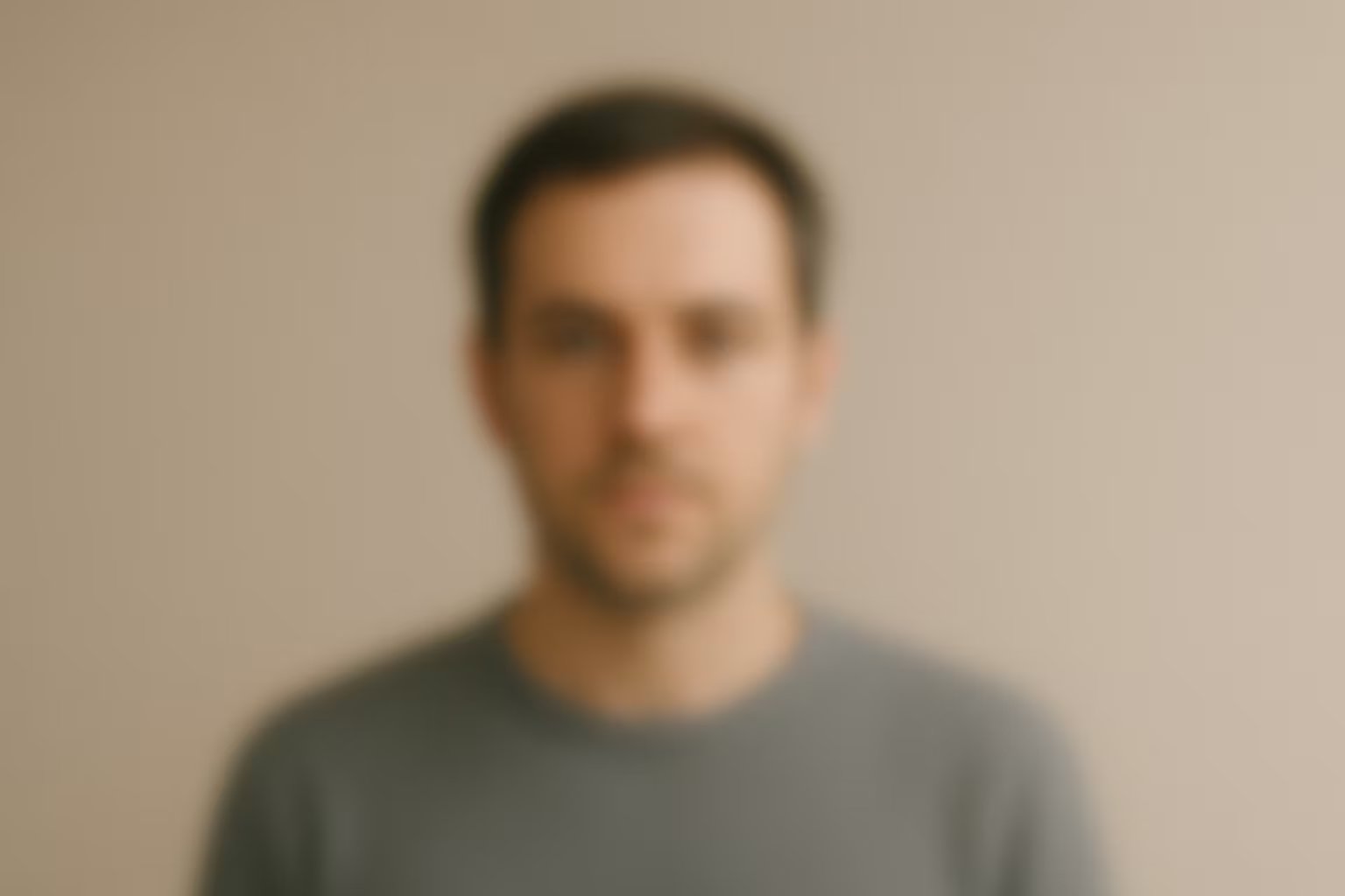 Alrededor del 30% de las personas que sufren migraña experimentan aura visual, una alteración que afecta ambos ojos con patrones luminosos y visión distorsionada (Imagen Ilustrativa Infobae)