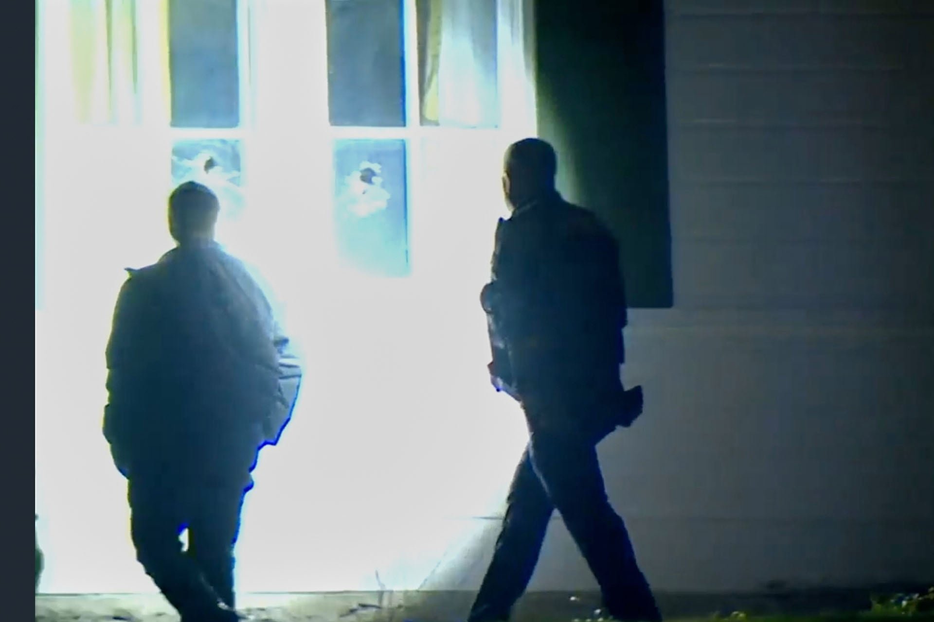 En esta imagen tomada de un video de WCPO 9 News se muestra a funcionarios inspeccionando ventanas rotas y otros daños a la propiedad en la casa del vicepresidente J.D. Vance en Ohio, en el este de Cincinnati, Ohio, el lunes 5 de enero de 2026. (WCPO 9 News vía AP)