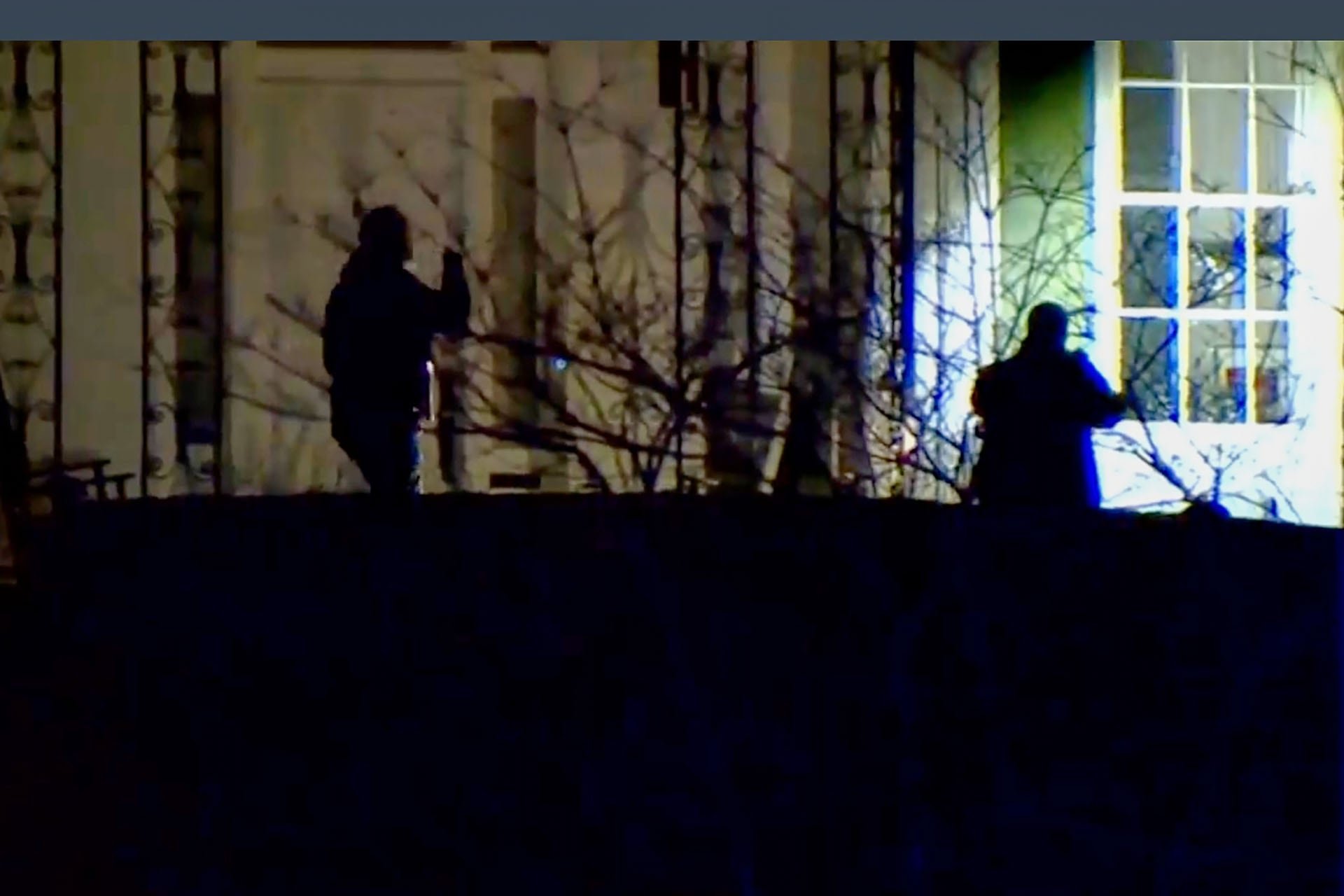 En esta imagen tomada de un video de WCPO 9 News se muestra a funcionarios inspeccionando ventanas rotas y otros daños a la propiedad en la casa del vicepresidente J.D. Vance en Ohio, en el este de Cincinnati, Ohio, el lunes 5 de enero de 2026. (WCPO 9 News vía AP)