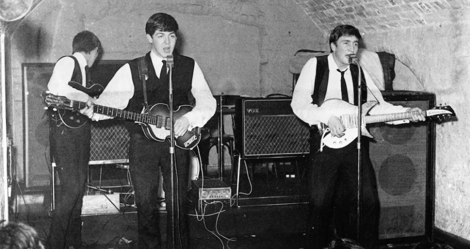 El 16 de enero de 1957 abrió The Cavern Club en Liverpool, el escenario donde The Beatles moldearon su identidad, tocaron sin descanso y dieron forma al mito antes de la fama mundial. (Michael Ochs Archives)