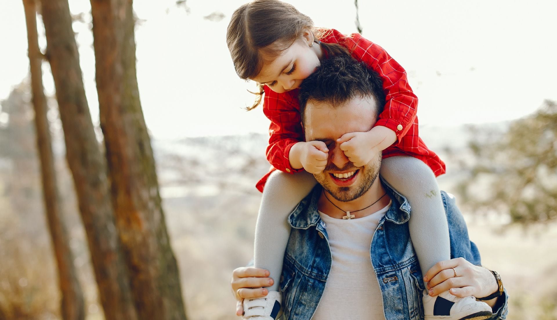 La fecha adquiere nuevos sentidos al poner el foco en la presencia emocional de los padres frente a las exigencias y ritmos de la vida moderna. (Freepik)